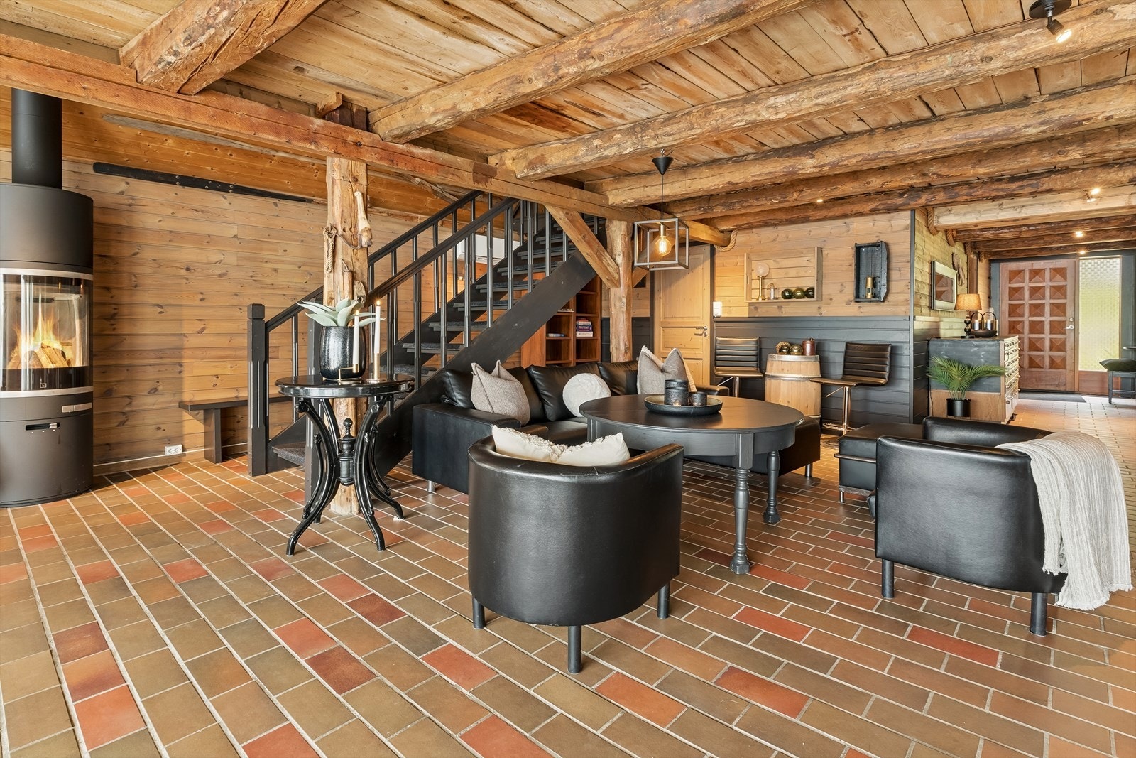 Den opne og funksjonelle planløysinga, med fire soverom, to bad og hems, legg til rette for eit komfortabelt hytteliv med god plass til heile familien. Galleribilde