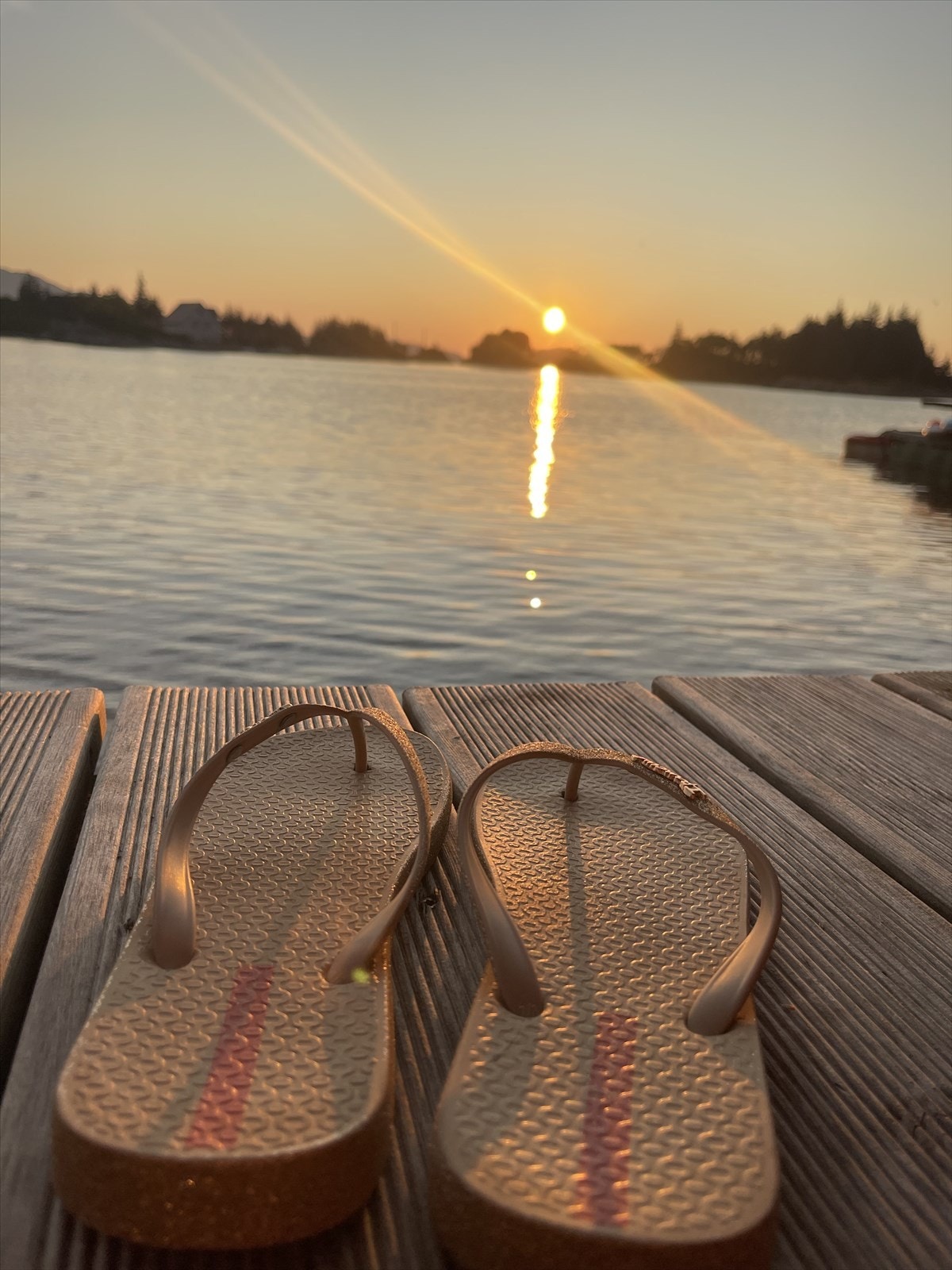 Nokre av dei beste sommarminna byrjar med eit par sandalar på bryggja og ei sol som sakte går ned over fjorden. (Selgars eige bilete) Galleribilde