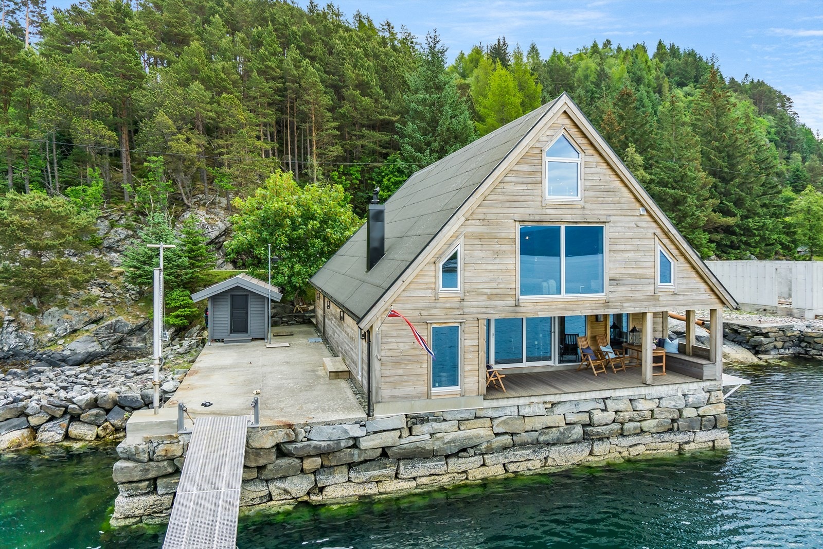 Ei sjeldan moglegheit til å sikre seg ein eigedom med ei heilt unik plassering i sjøkanten. Hytta kombinerer solide materialval, gjennomført planløysing og ein nærleik til sjøen som må opplevast. Galleribilde