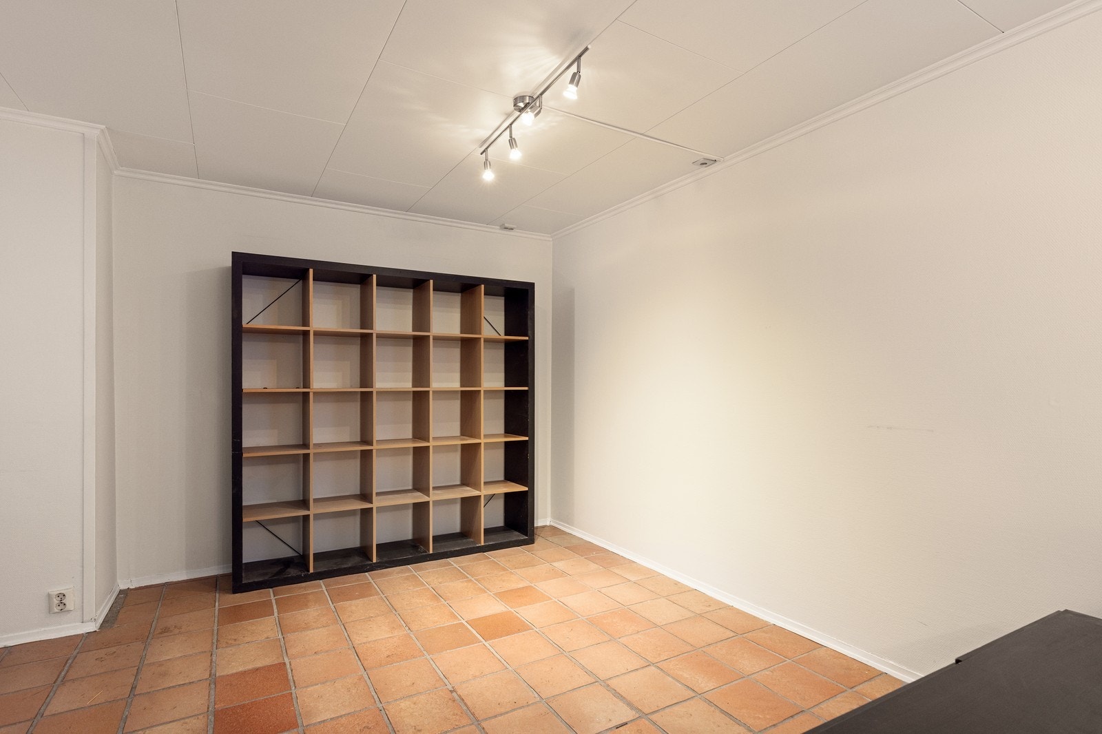 Stor og romslig stue med gode møbleringsmuligheter Galleribilde