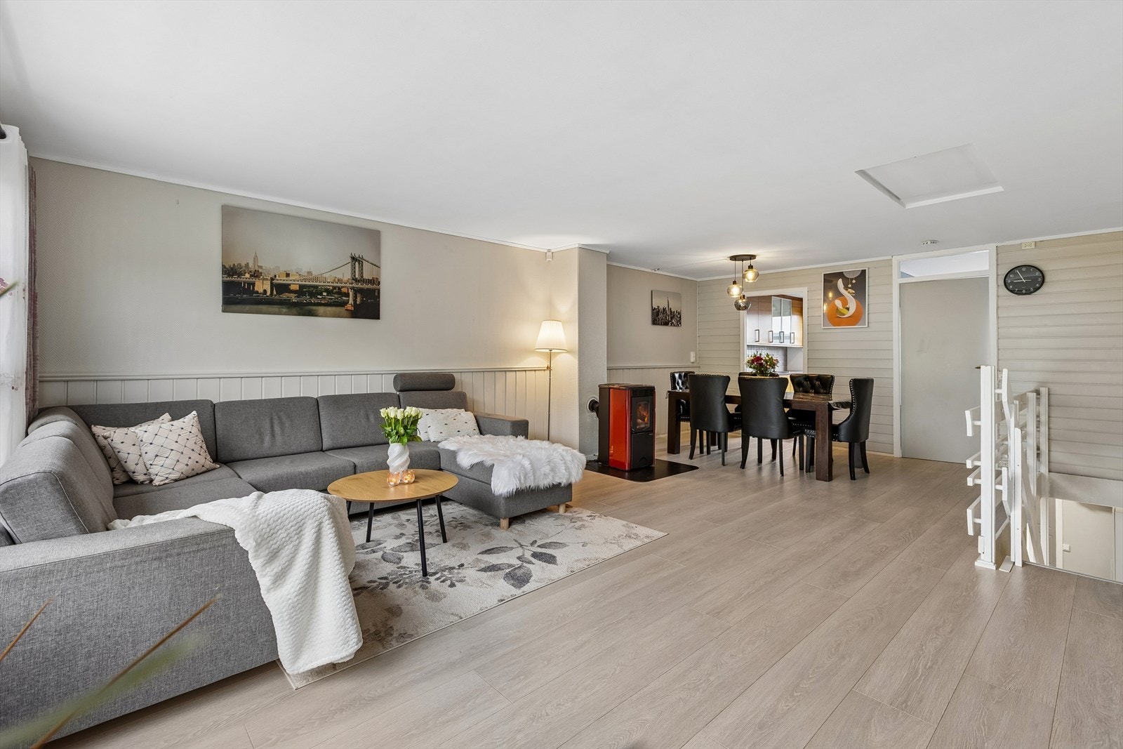 Stue og spisestue i åpen løsning på 36,3 m² -god plass til både sofagruppe og spisebord. Galleribilde