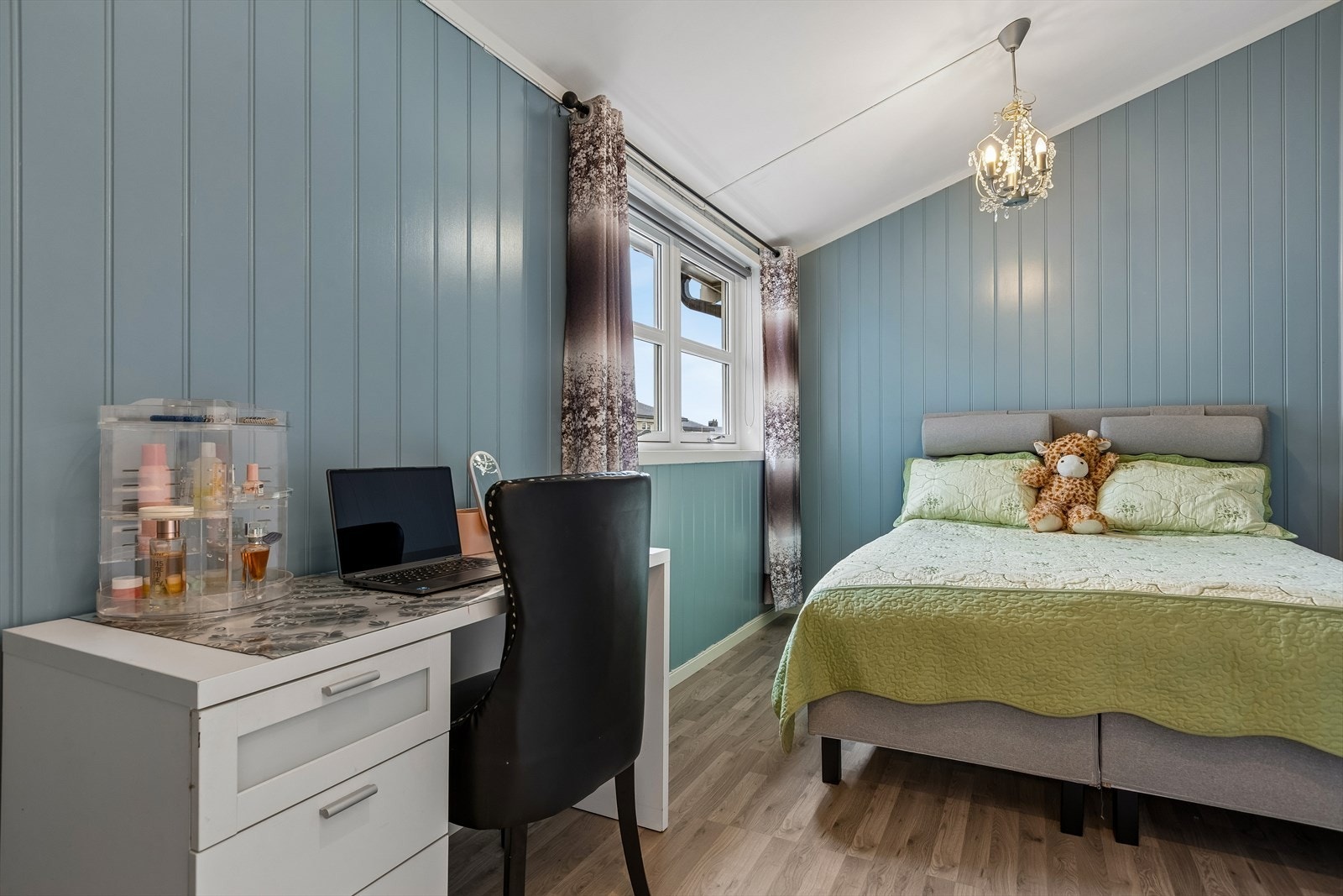 Soverom på 10,6 m² med plass til både seng og skrivebord - passer som barne-, ungdoms- eller gjesterom. Galleribilde