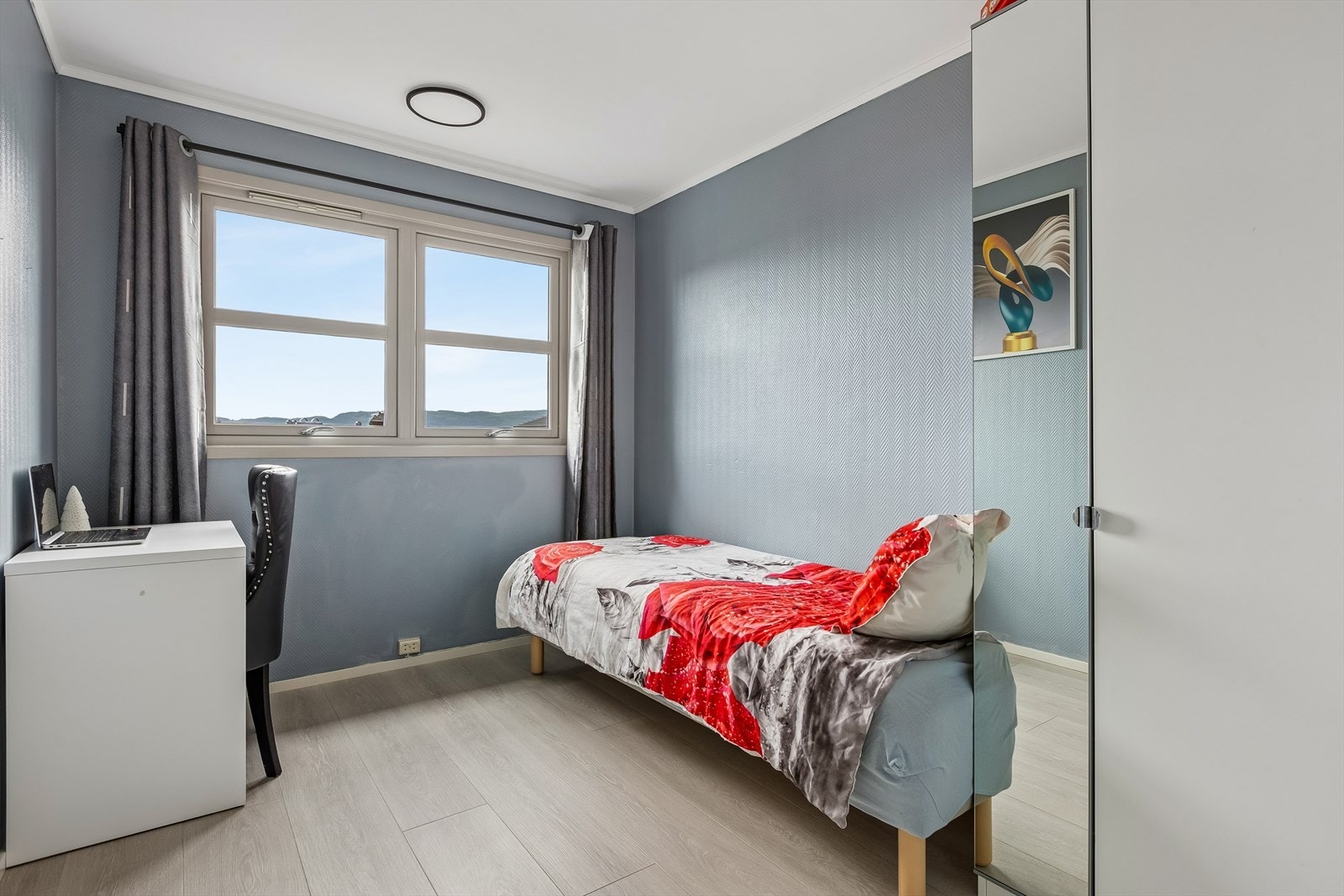 Boligen har 3 soverom på hhv. 11,6 m², 10,6 m² og 7,6 m². Soverommet i 1. etasje er oppmålt til 7,6 m² Galleribilde