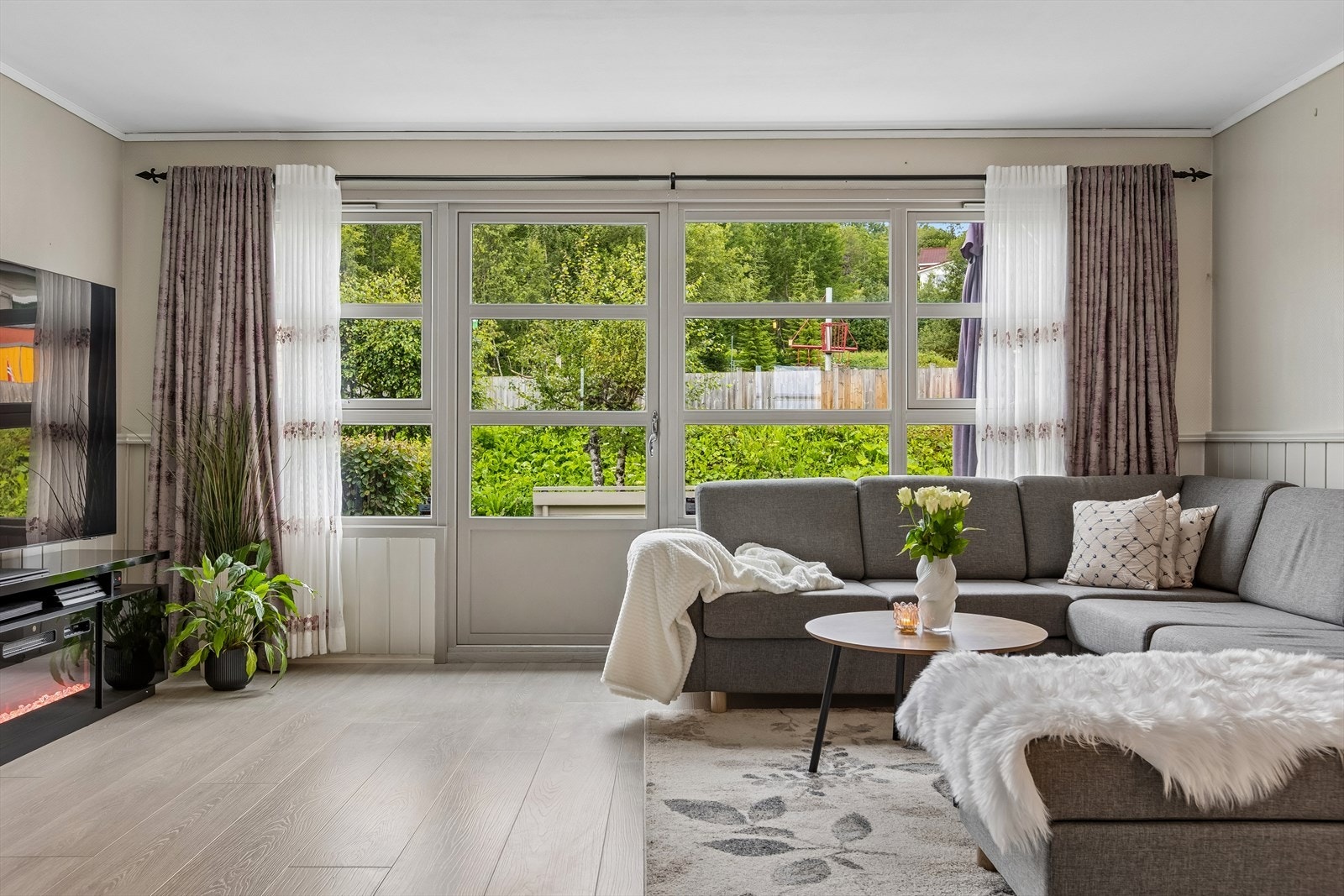 Fra stuen har du direkte utgang til markterrassen på 14 m². Galleribilde