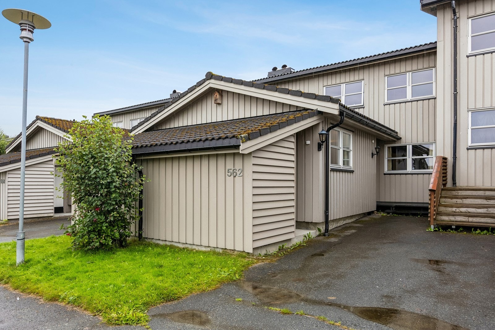 Rekkehuset ligger fint til på Flatåsen med gangavstand til barnehage og barne- og ungdomsskole. Galleribilde