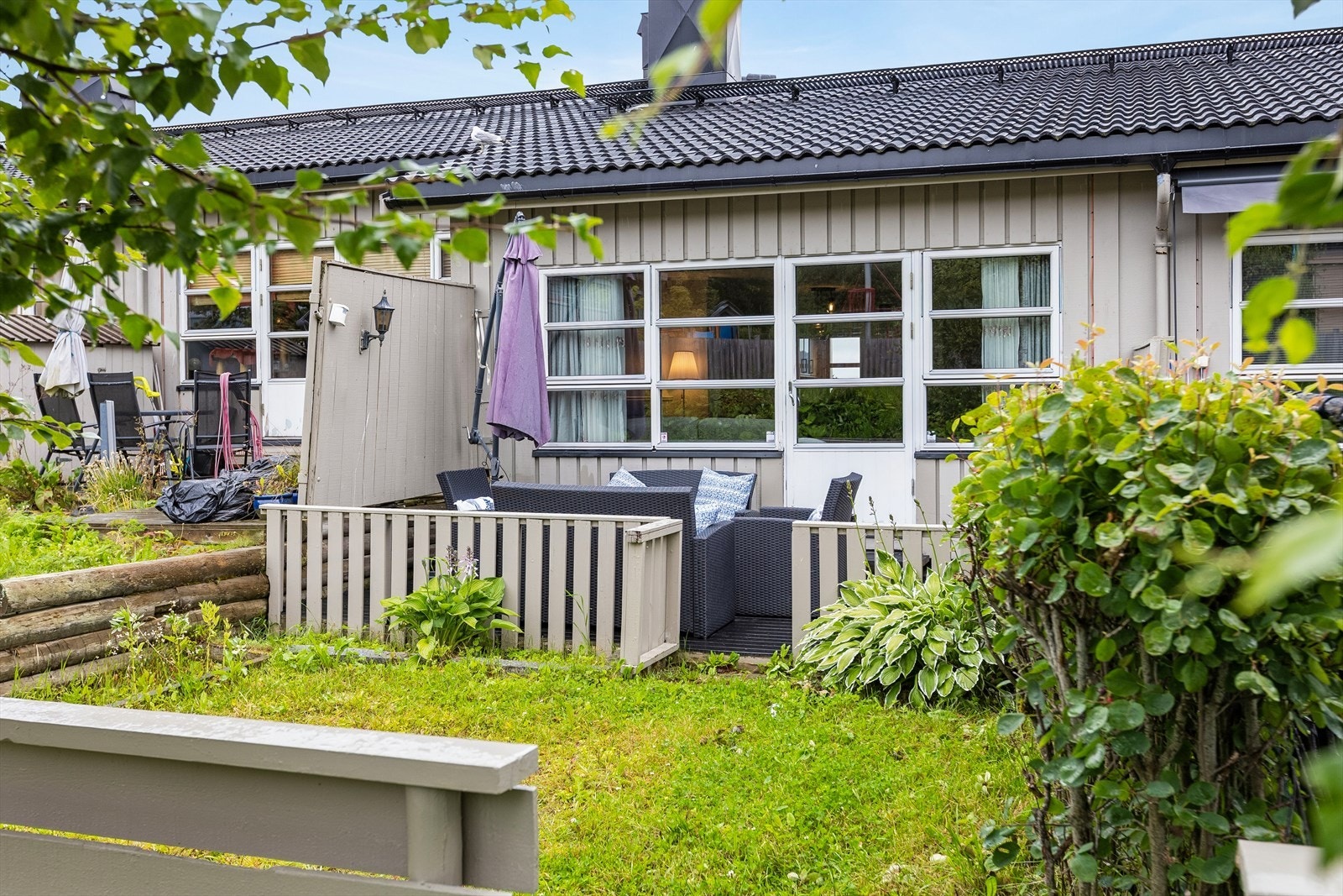 Dagligvare dekkes av Coop Extra og Rema 1000 på Flatåsen, begge i gangavstand. Til Bymarka er det kort vei, med turmuligheter sommer som vinter. Galleribilde