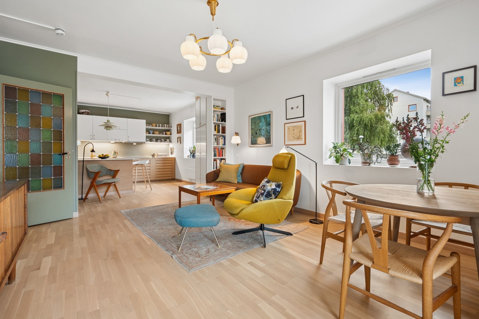 Det er god plass til både sofagruppe og spisebord Galleribilde