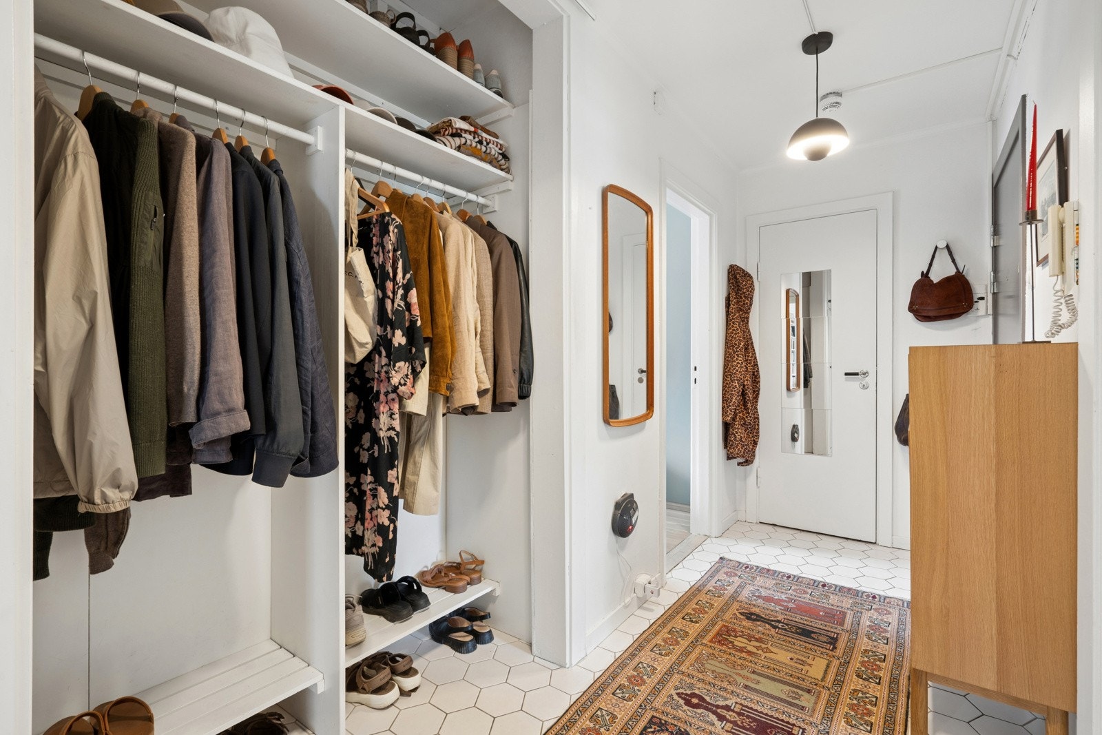 Entréen med god plass til garderobe Galleribilde