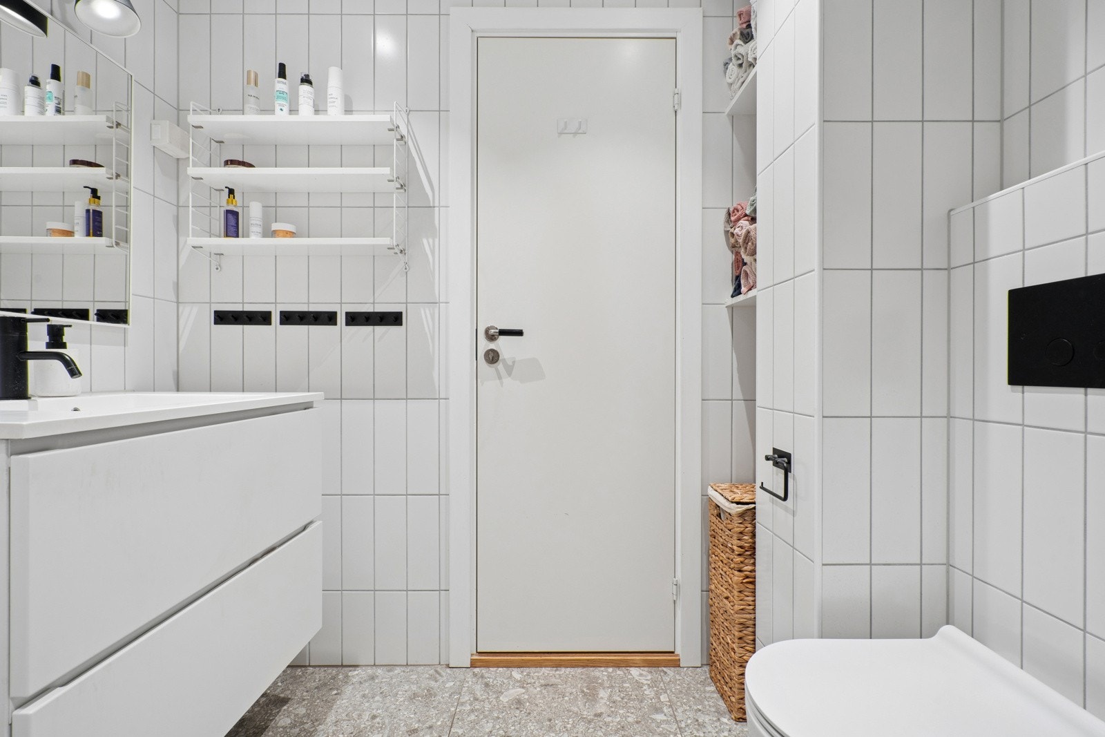 Pent bad/wc pusset opp i 2019 med varmekabler i gulv og opplegg for vaskemaskin Galleribilde