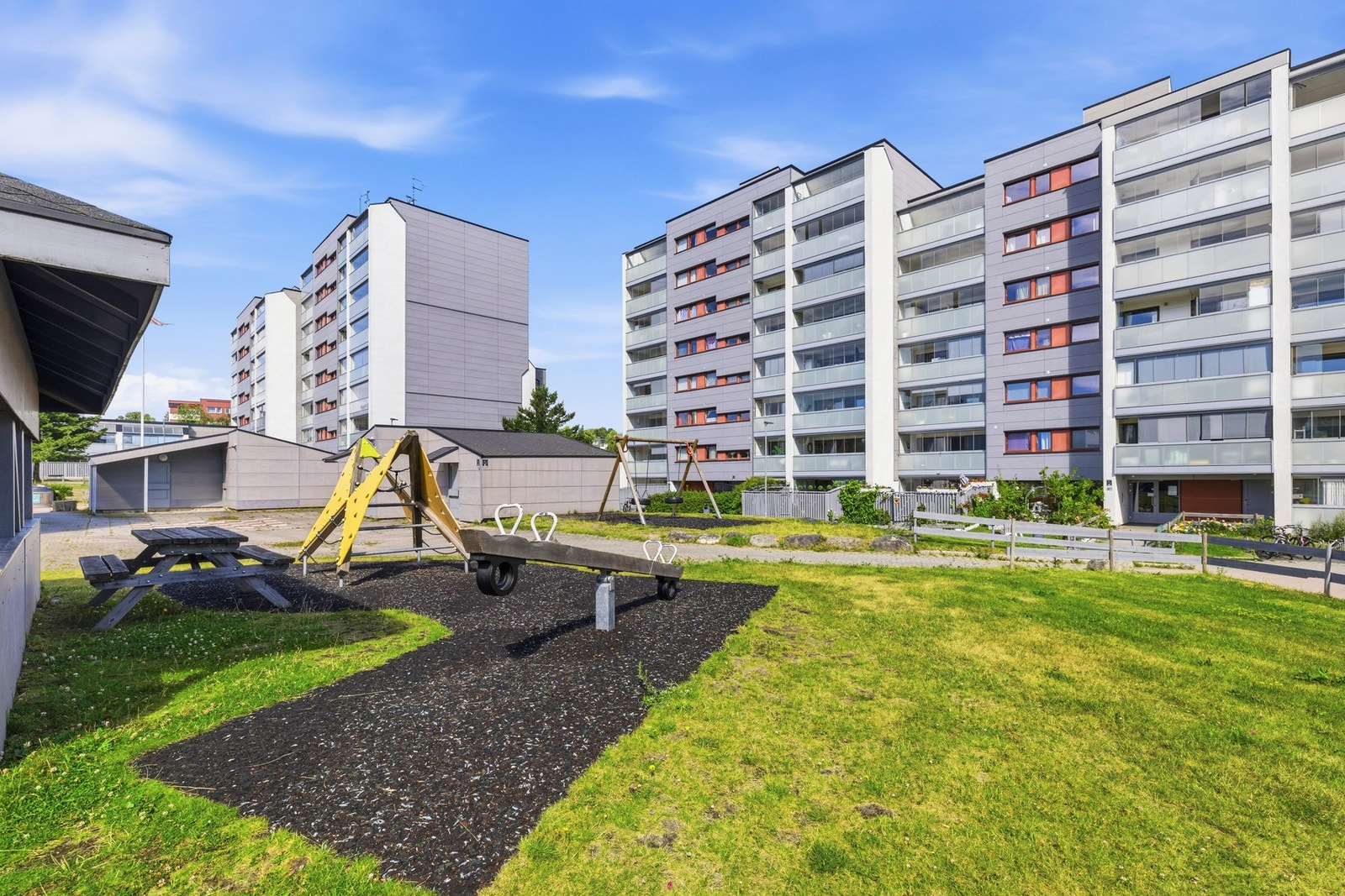 Stor og grønn felles hage med lekeplass, for store og små Galleribilde