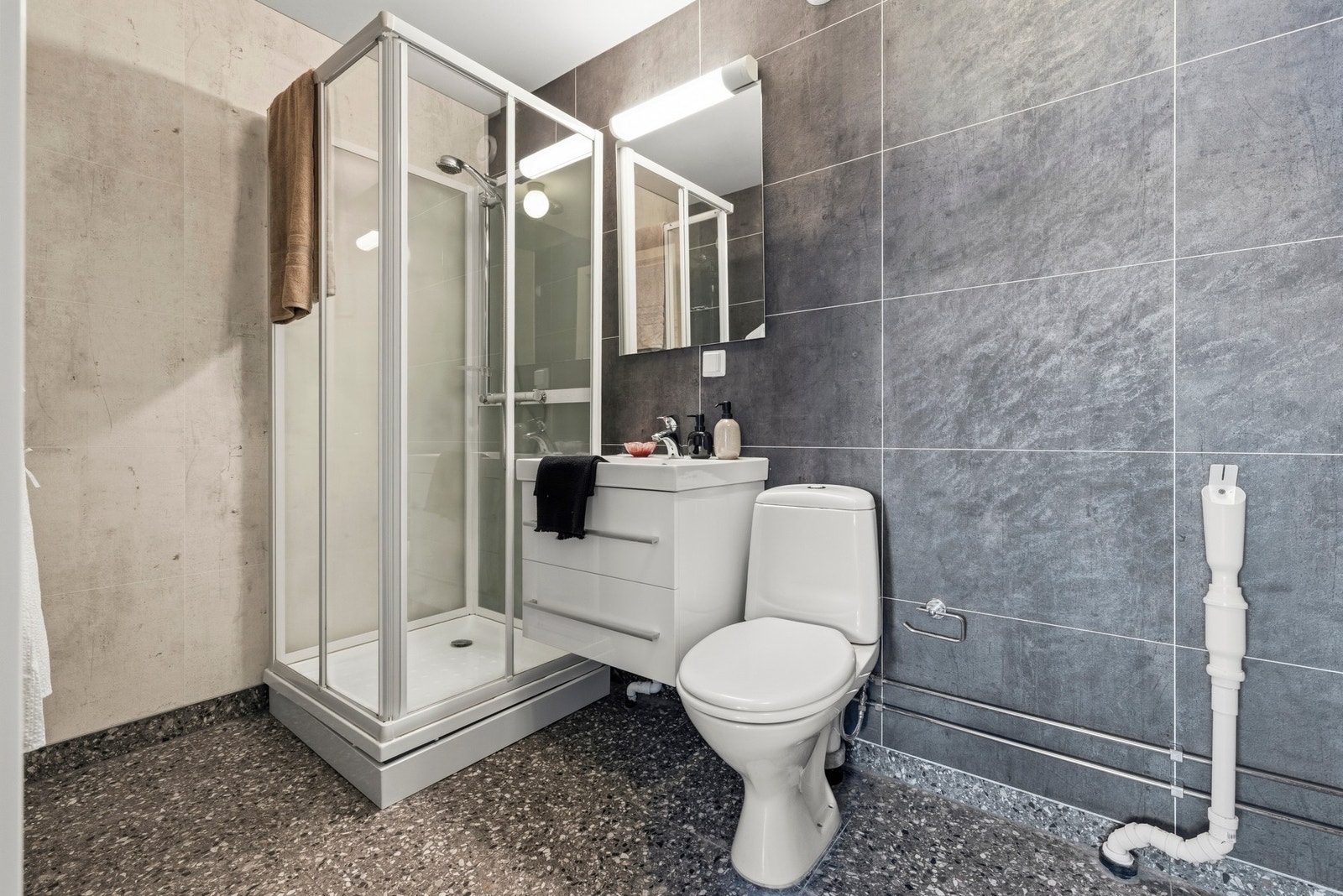 Badet har fliser på gulvet og våtromsplater på veggene, med en romhøyde på 2,38 meter Galleribilde