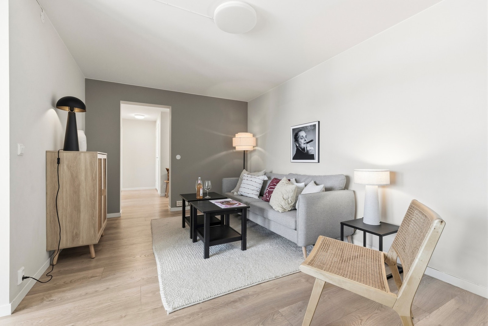 Rommet har et nøytralt preg som gjør det enkelt å tilpasse ulike stiler og farger Galleribilde