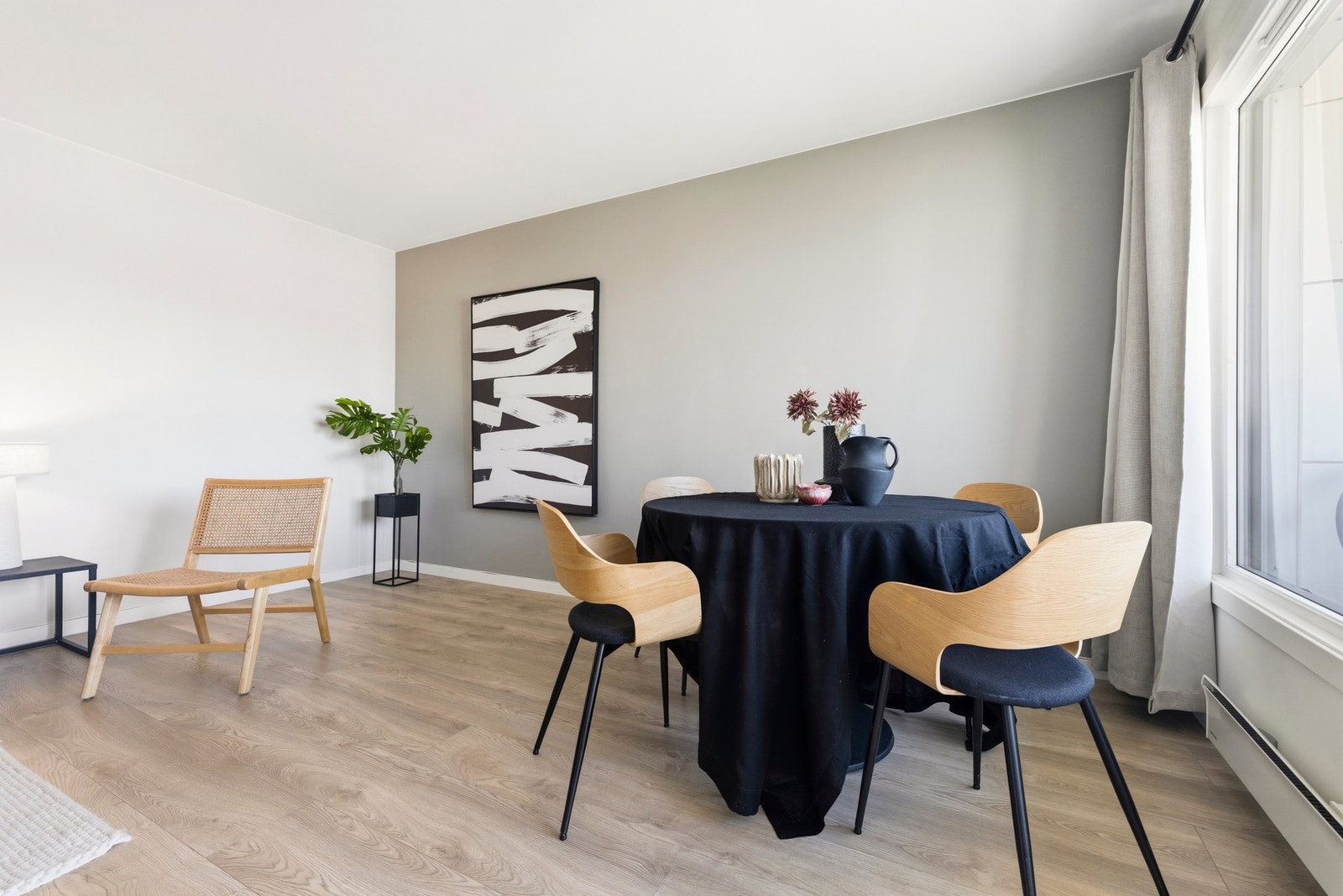 Her kan du enkelt innrede med både sofagruppe og spiseplass, alt etter behov Galleribilde