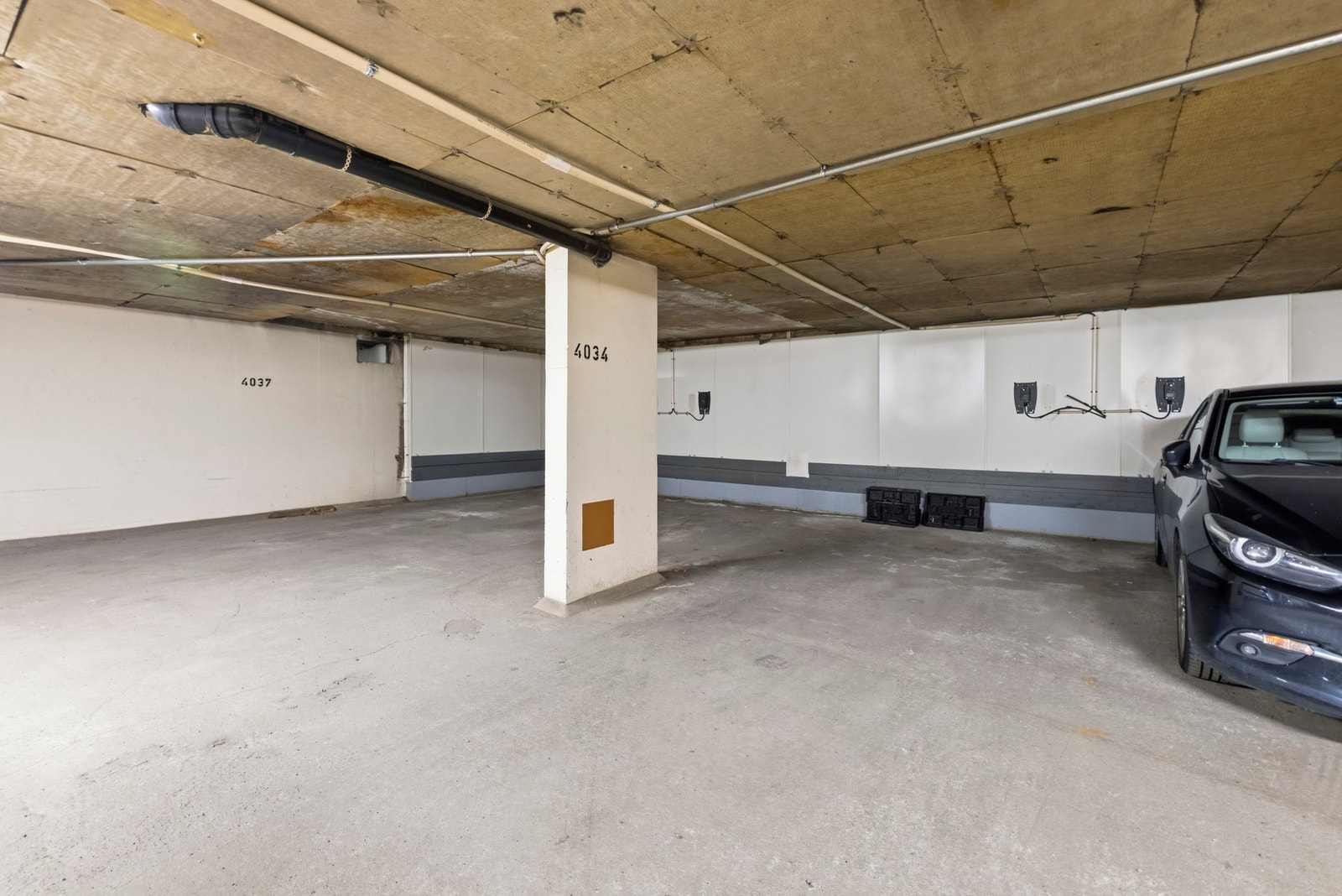 Leiligheten disponerer en garasjeplass inne i parkeringshuset Galleribilde