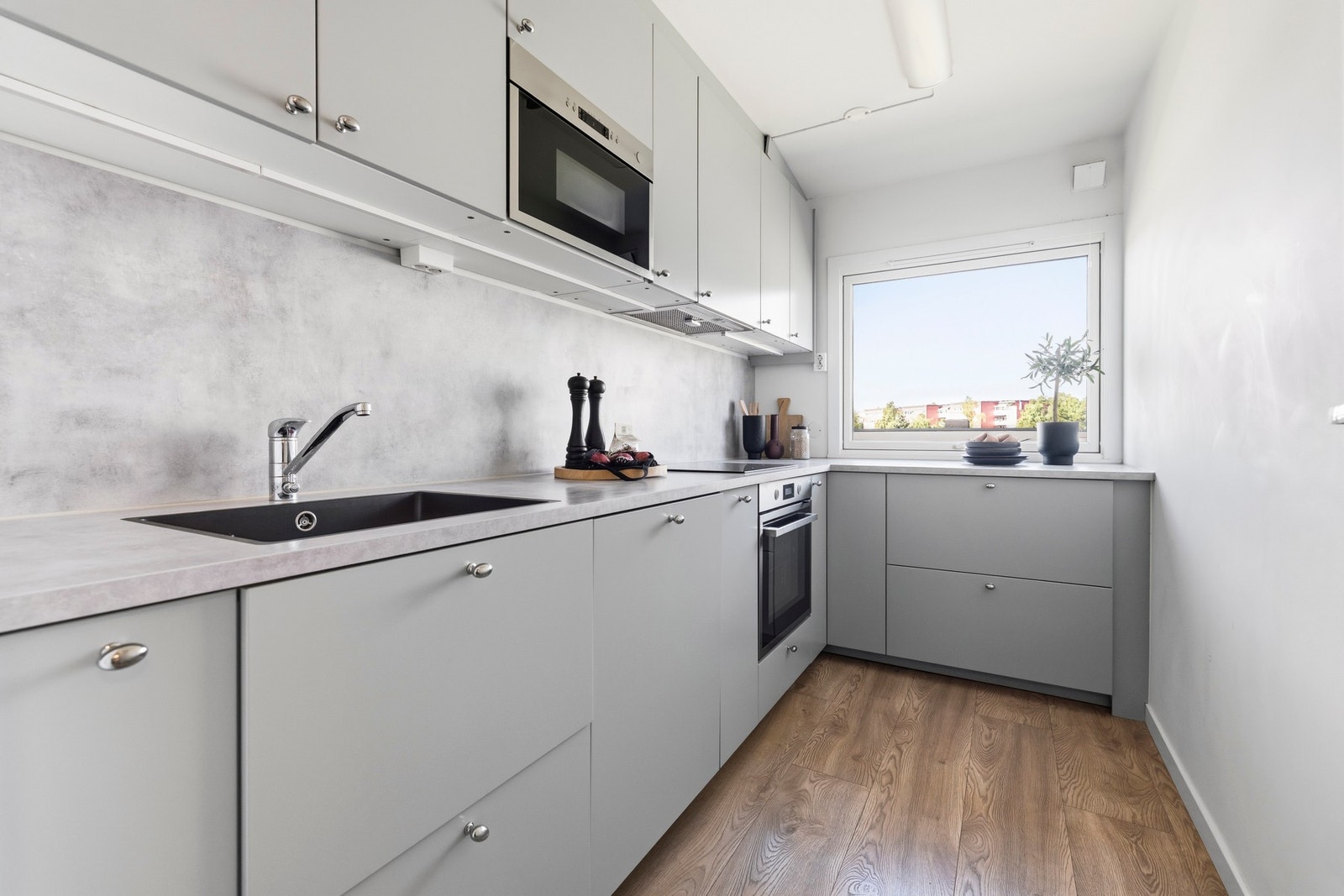 Kjøkkenet har en moderne innredning fra 2023 Galleribilde