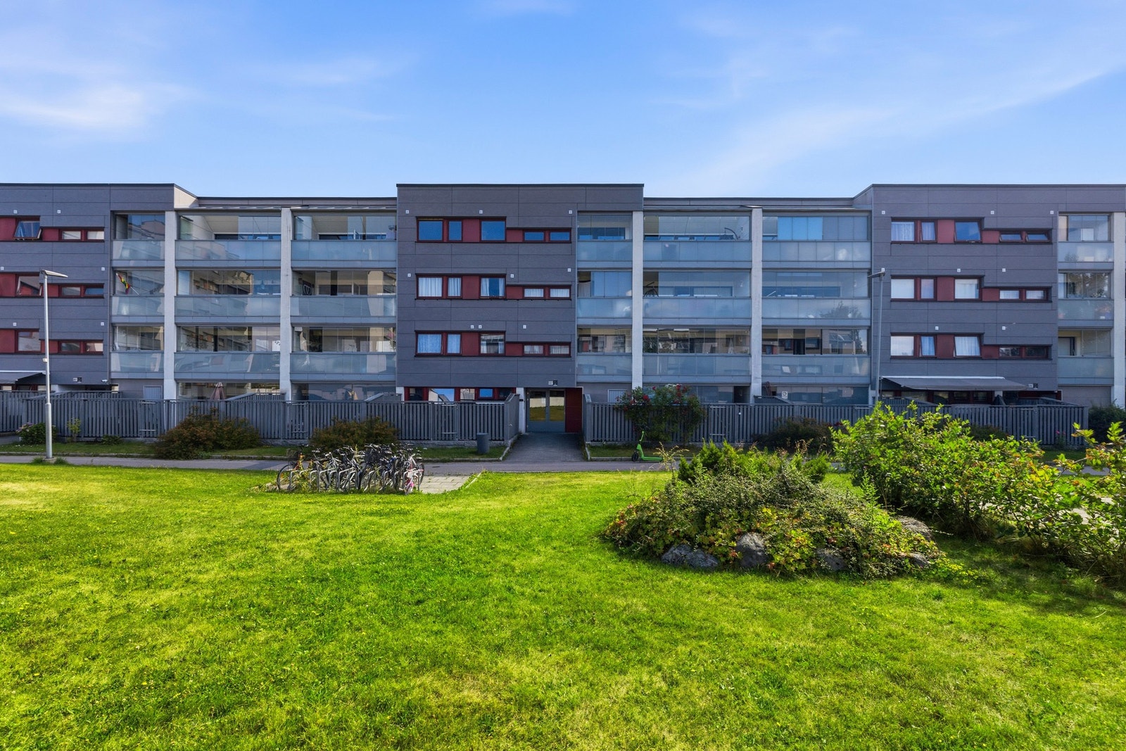 Området er preget av leilighetsbygg og terrassehus, med flere parker og grønne lunger som gir en behagelig atmosfære Galleribilde