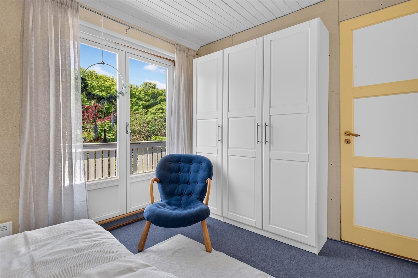 Soverommet har god plass til garderobeskap for oppbevaring. Galleribilde