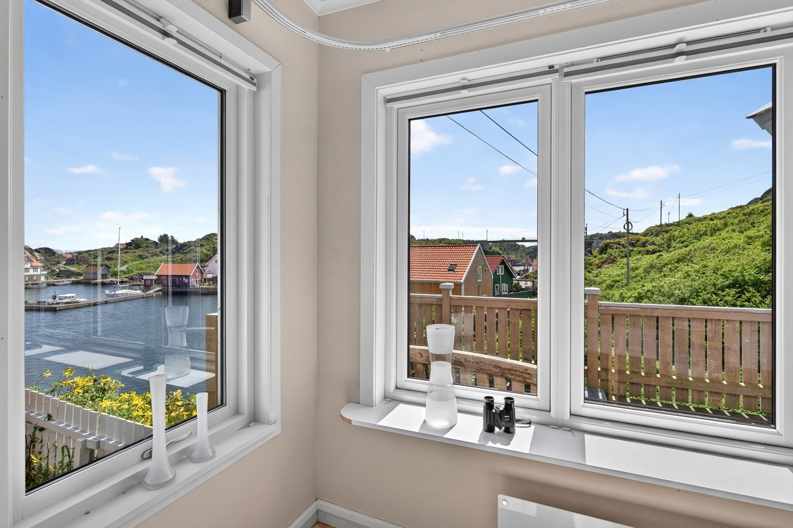 Utsikt fra vinduskarmen mot sundet og terrassen. Galleribilde
