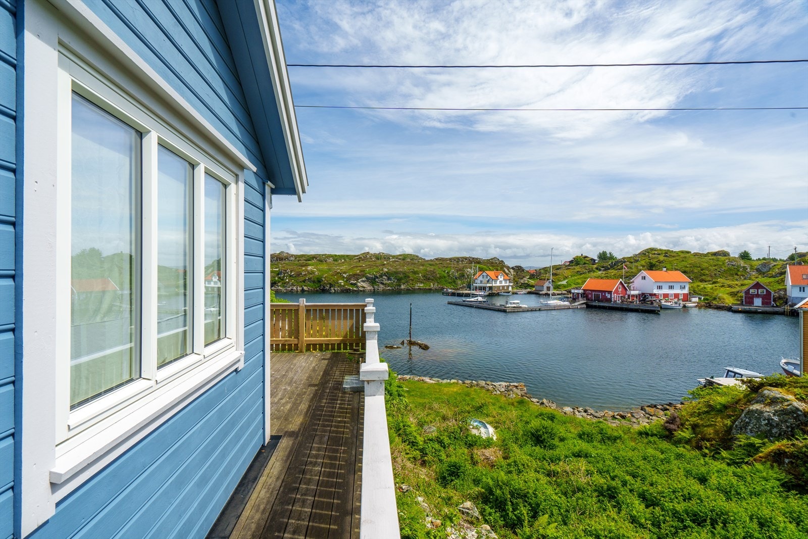 Fra terrassen har man direkte utsikt til båtlivet i sundet. Galleribilde
