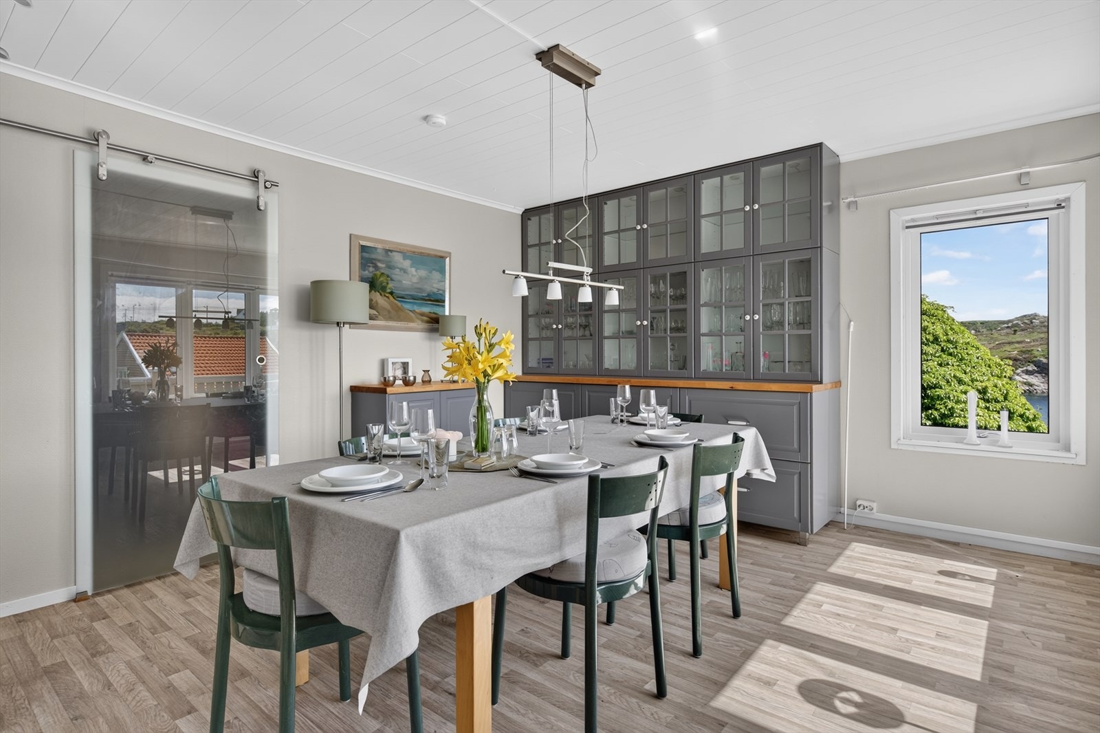 Spisestuen har god plass til langbord for hyggelige sammenkomster. Galleribilde