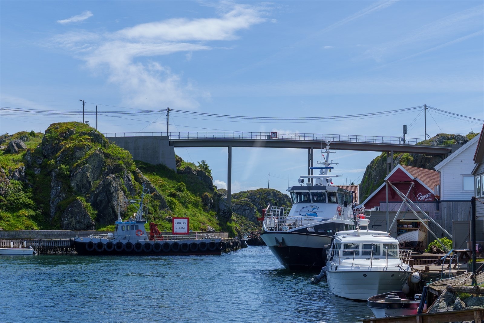 Rutebåten har jevnlige avganger og knytter Røvær til Haugesund. Galleribilde