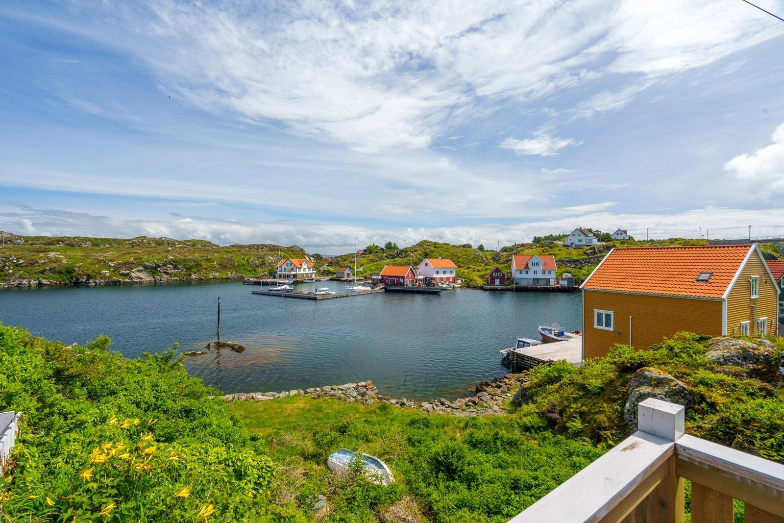 Utsikt fra terrassen mot det idylliske havnemiljøet. Galleribilde