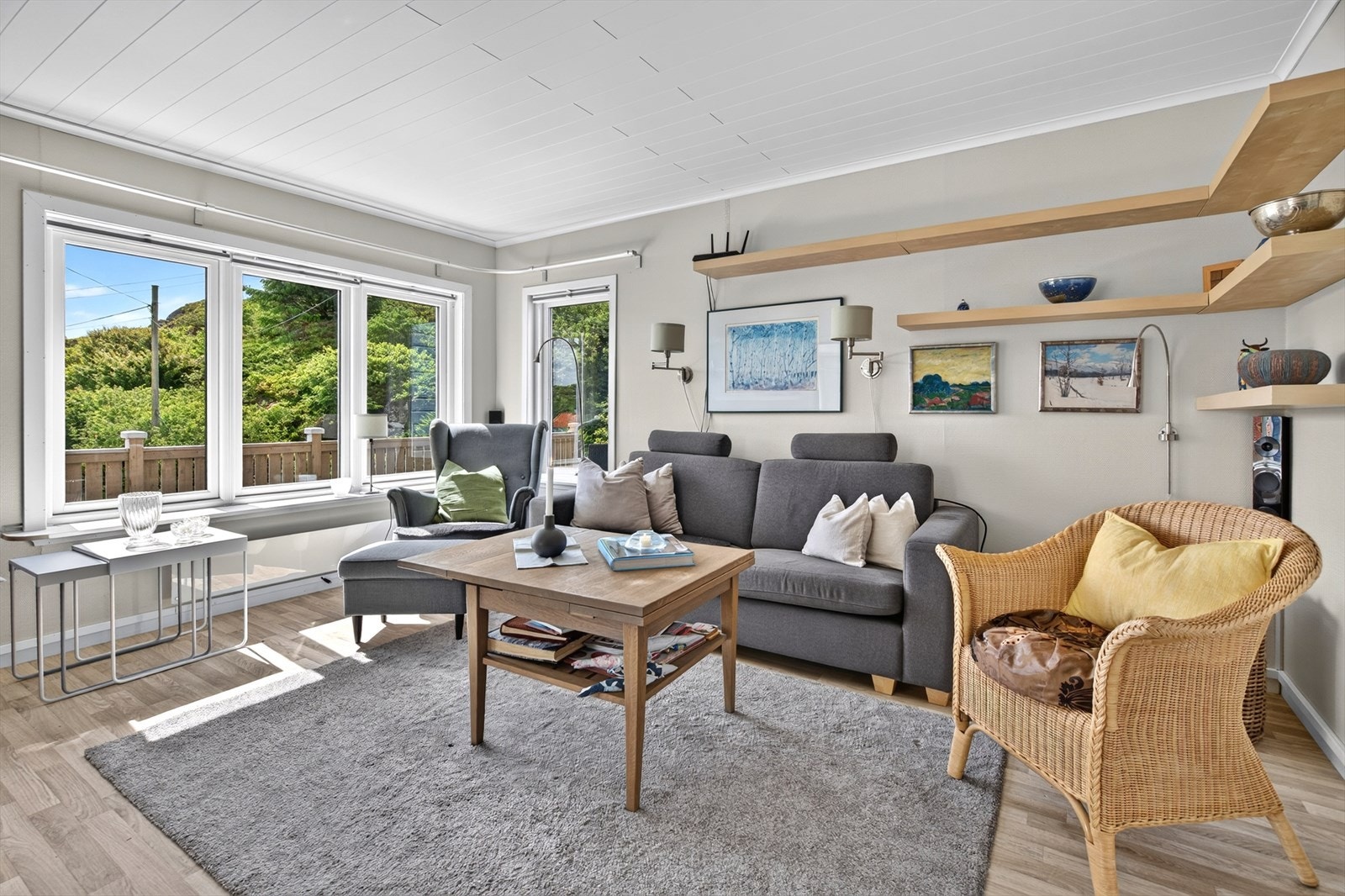 Stuen er romslig og gir god plass til sofagruppe. Galleribilde
