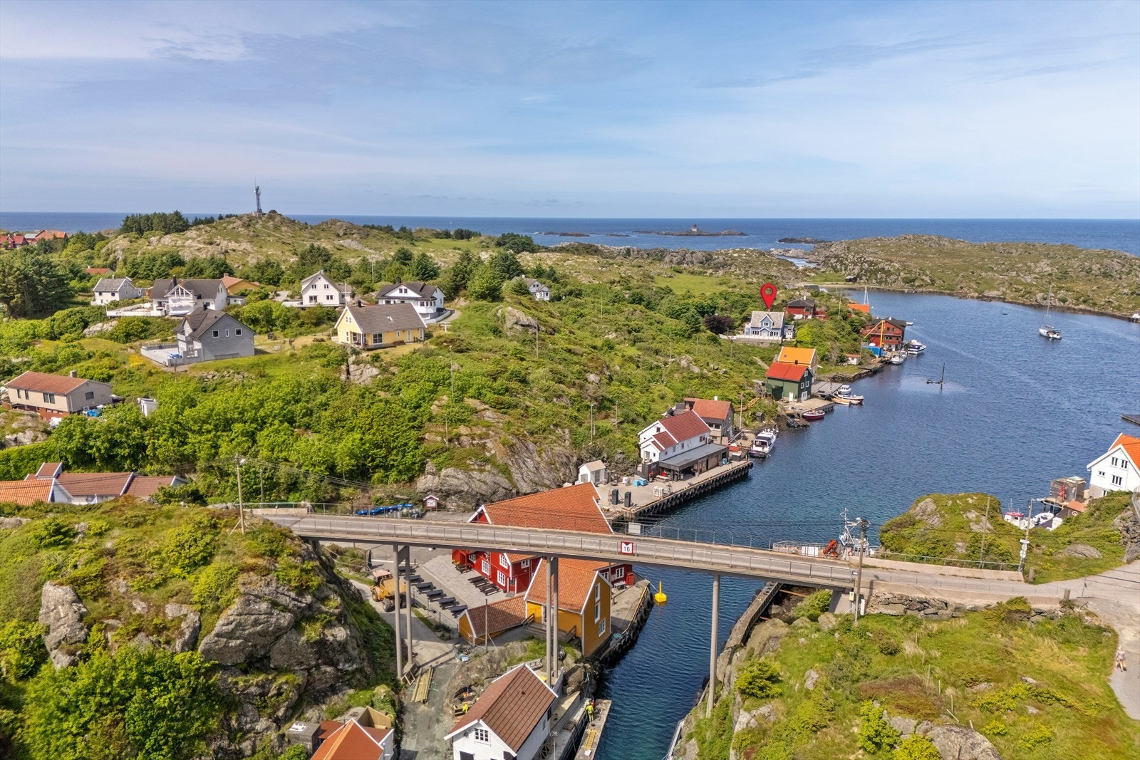 Fra eiendommen er det kort vei til broen som forbinder øyene. Galleribilde