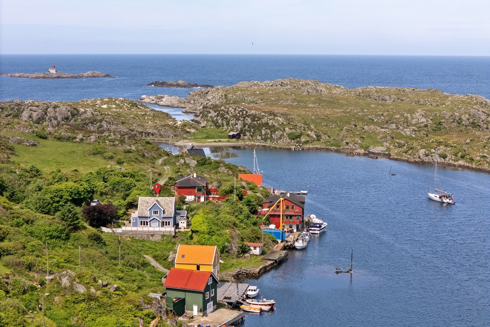 Eiendommen ligger på den bilfrie øya Røvær, et fredelig lokalsamfunn med havet som nærmeste nabo. Galleribilde