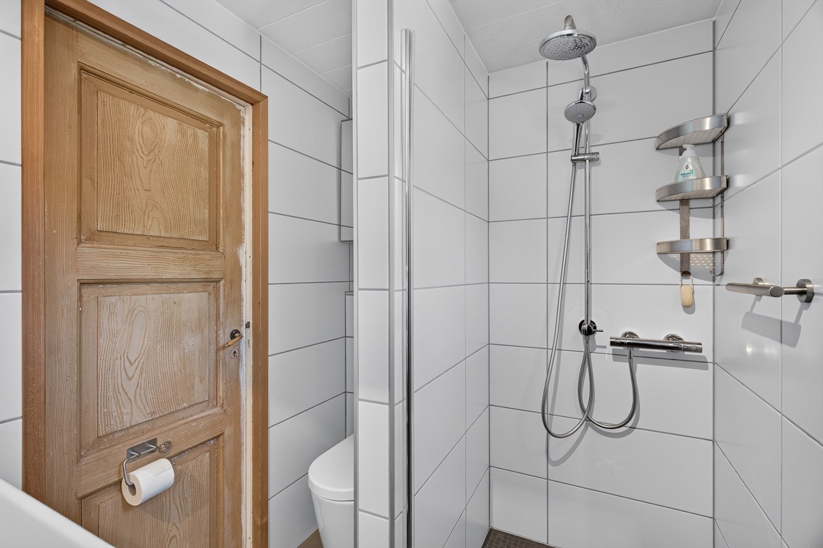 Badet er utstyrt med dusjhjørne og toalett. Galleribilde