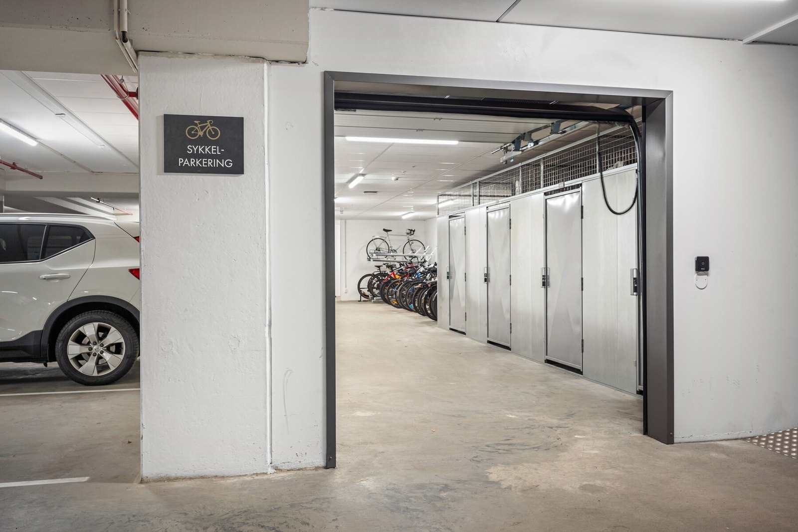 Felles sykkelparkering i bygget. Galleribilde