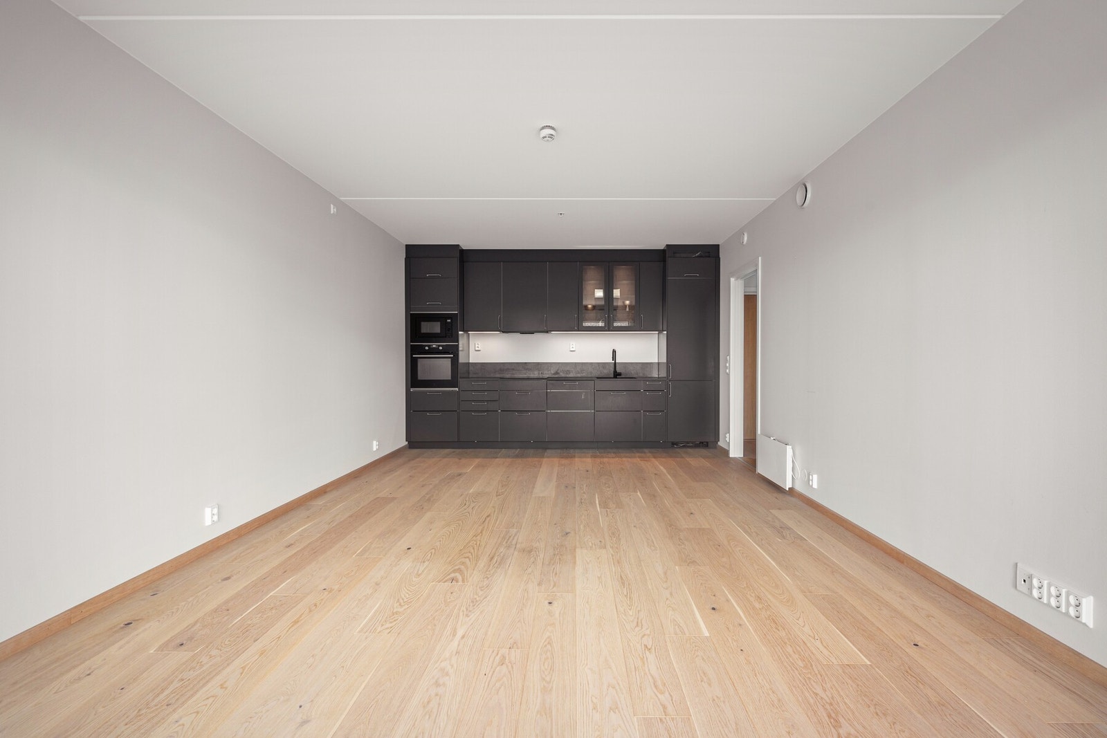 Stilrent kvalitetskjøkken fra Drømmekjøkken med mørke, moderne fronter og godt med skap- og benkeplass. Galleribilde