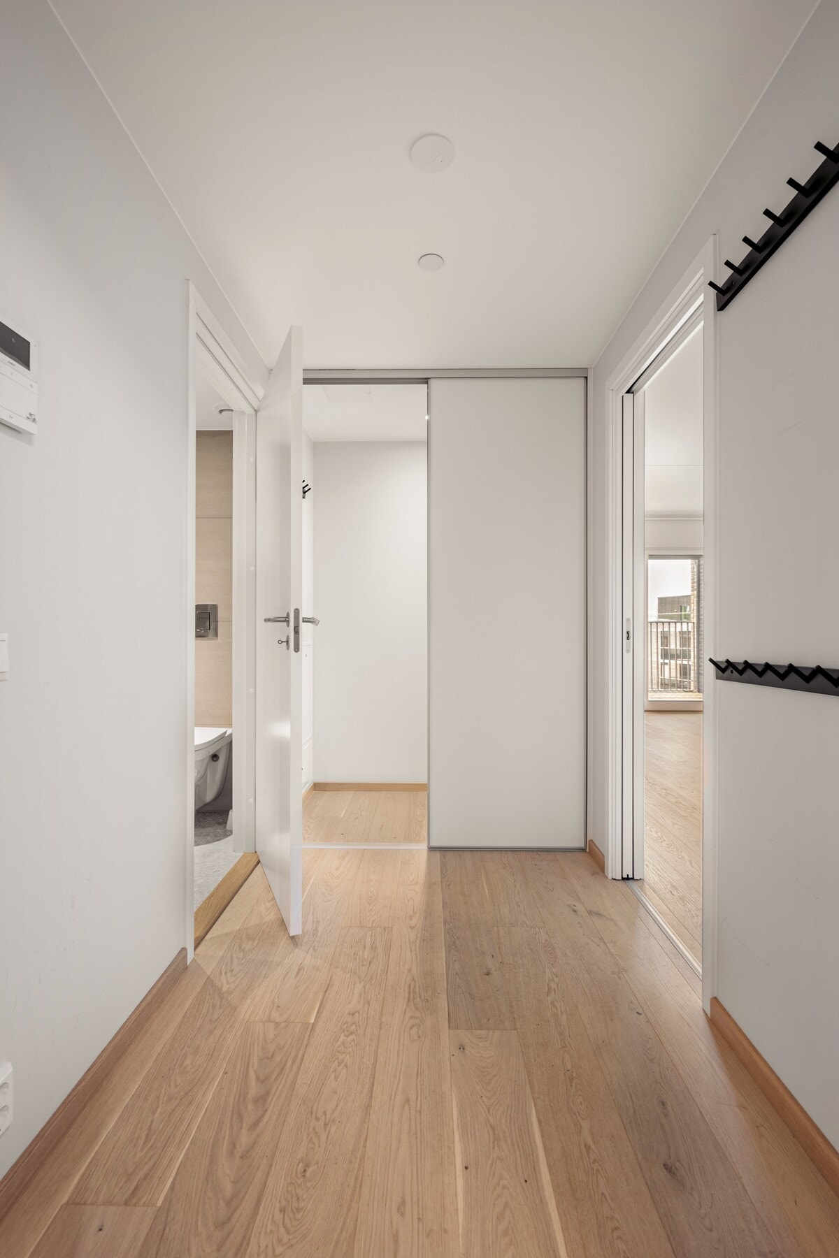 Du ønskes velkommen inn i en lys og innbydende entré med plass til å henge fra seg yttertøy og sko. Galleribilde