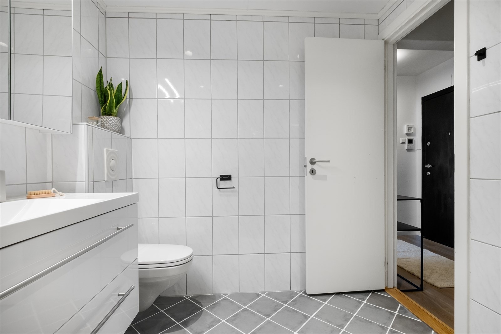 Badet er opplyst rehabilitert i regi av borettslaget omkring 2005. Rommet har flislagte vegger og gulv, himlingsplater og elektriske varmekabler. Galleribilde