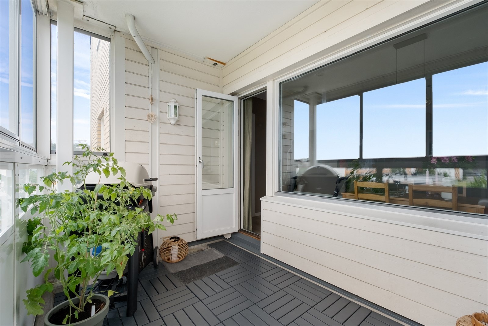 Balkongen er utstyrt med strømuttak, belysning og varmelampe, noe som gjør den til et hyggelig oppholdsrom store deler av året. Galleribilde
