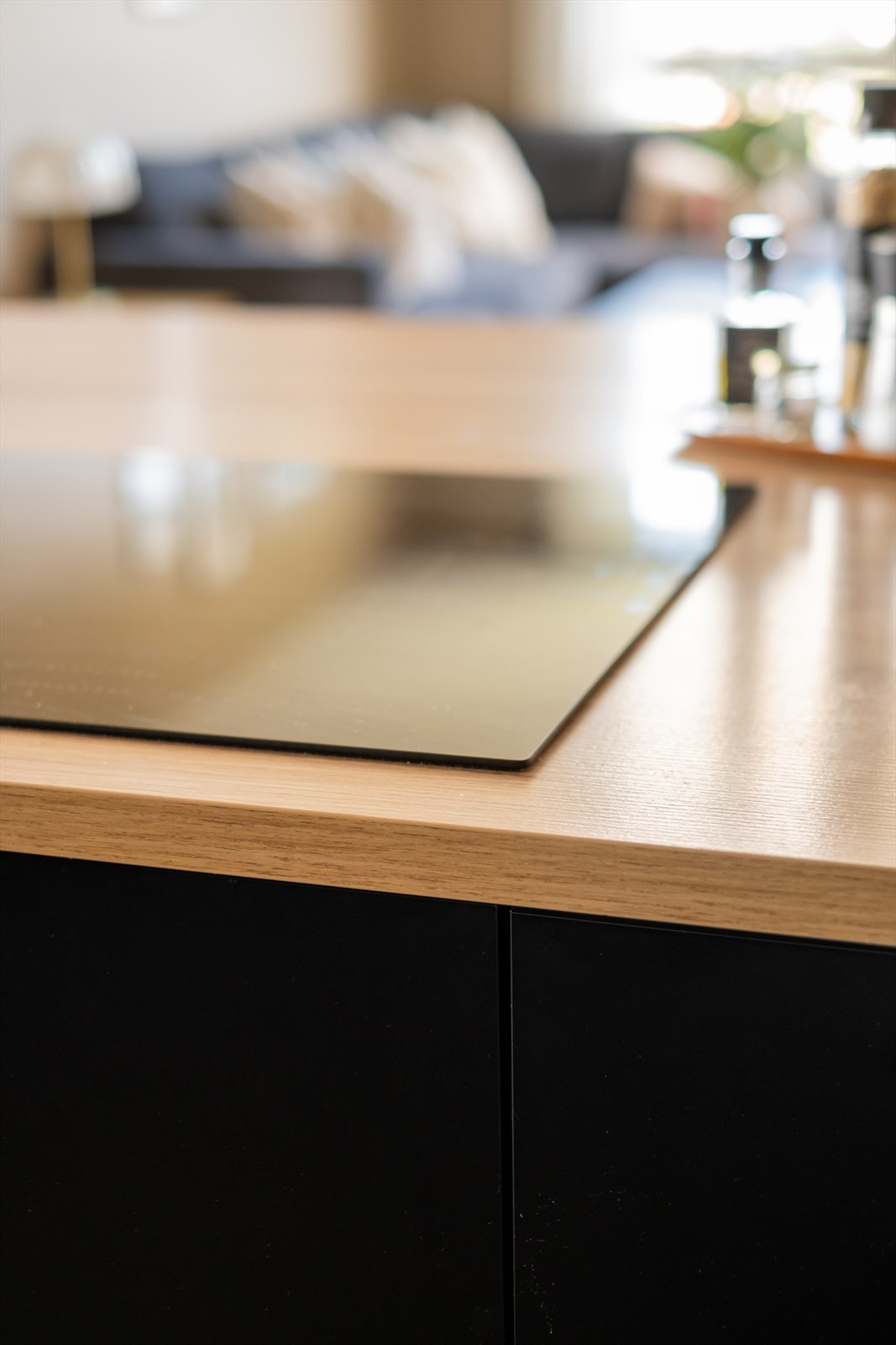 Kjøkkenet har innredning med glatte fronter og laminat benkeplate. Galleribilde