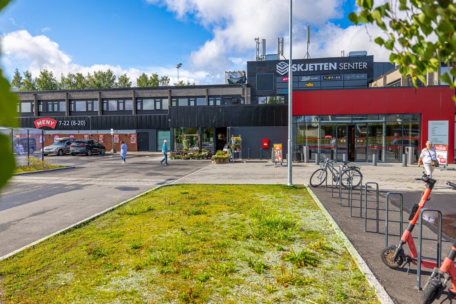 Dagligvarehandelen kan gjøres på Skjetten senter. Her er det også apotek, blomsterforretning og legesenter. Galleribilde