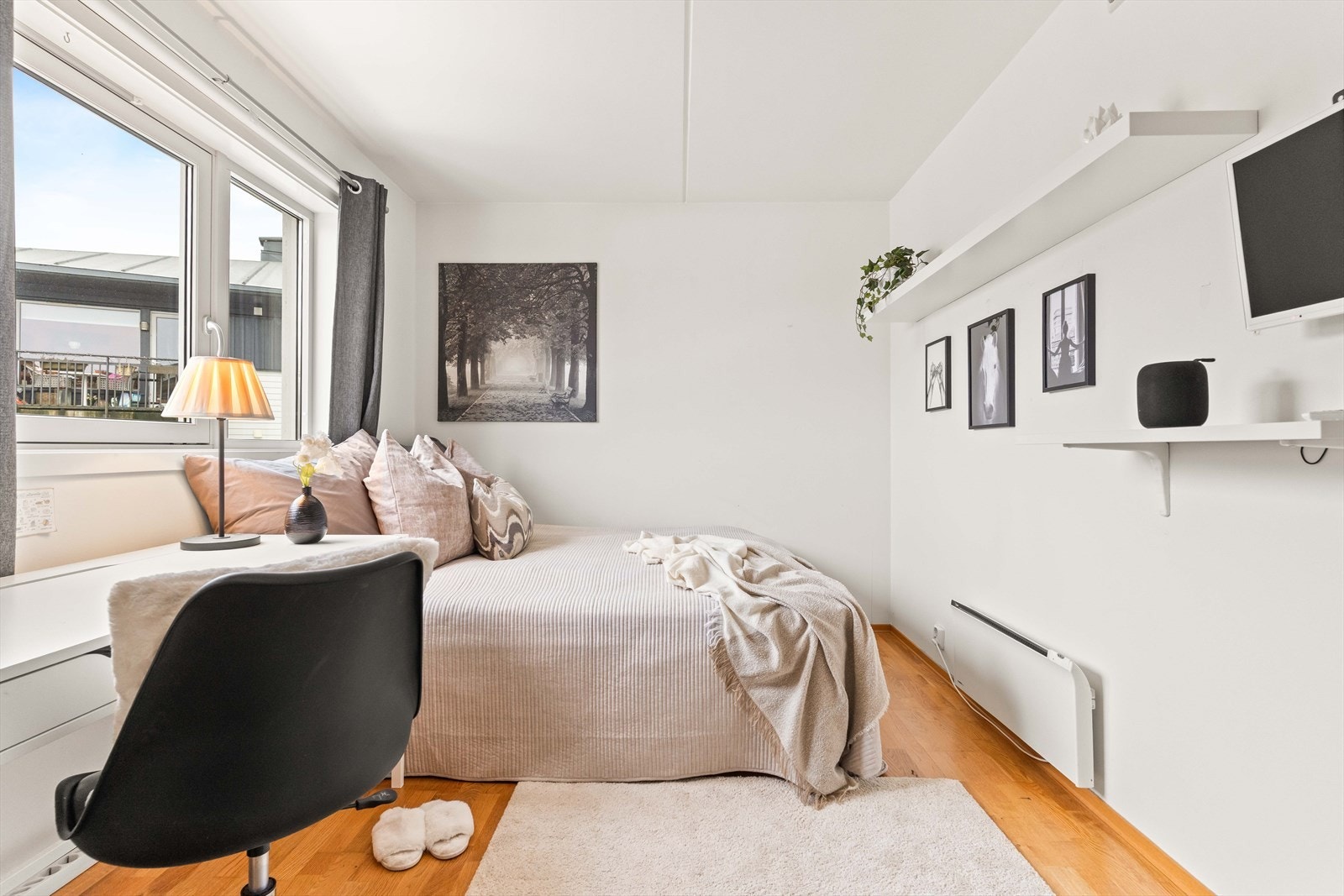 Soverommet har en rolig og behagelig atmosfære. Perfekt som privat sone for hvile og avslapning. Galleribilde