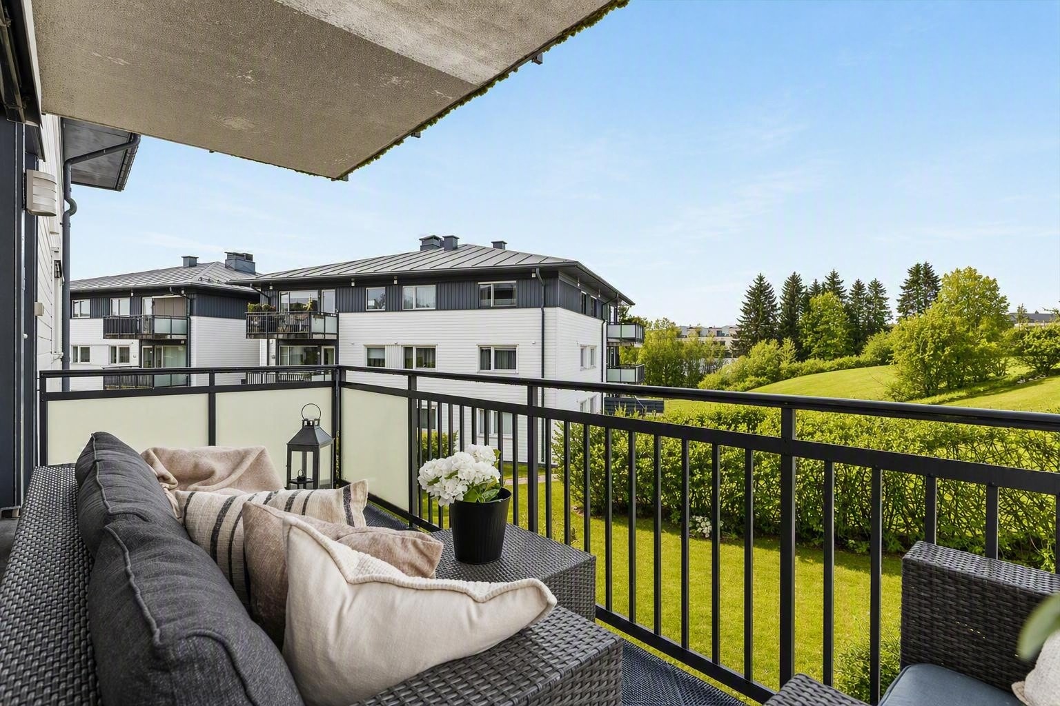 Fra stuen er det utgang til en hyggelig balkong. Et perfekt sted for morgenkaffen eller avslappende kvelder. Galleribilde