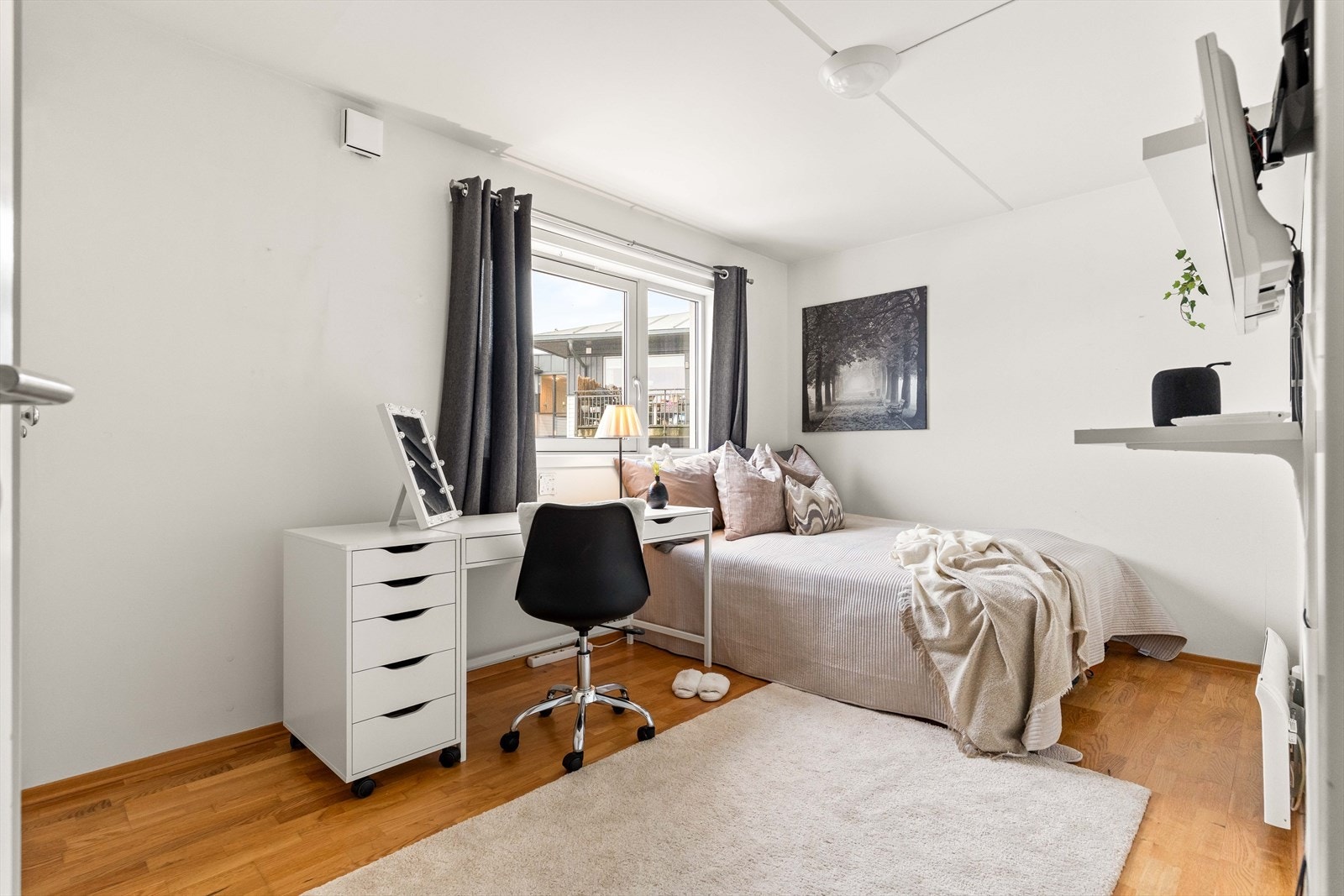 Hovedsoverommet er romslig og har god plass til både seng og hjemmekontor. Store vinduer gir et lyst og behagelig rom. Galleribilde