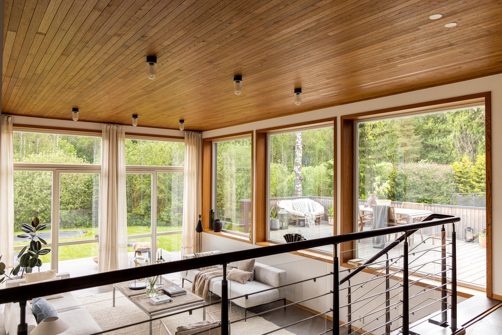 Fra spiseplassen kan du nyte en fantastisk utsikt over de frodige grøntområdene som omkranser eiendommen og skaper en privat, naturskjønn og harmonisk ramme rundt boligen. Galleribilde