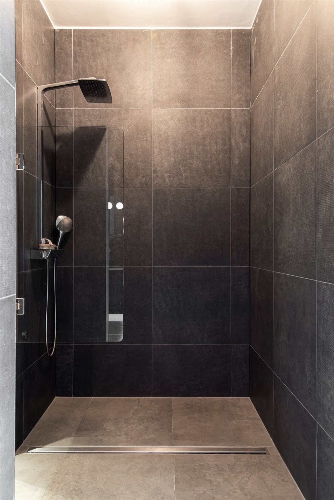 En stor og innbydende regndusj setter prikken over i-en på badet og er en ettertraktet detalj for dem som disponerer hovedsoverommet. Galleribilde