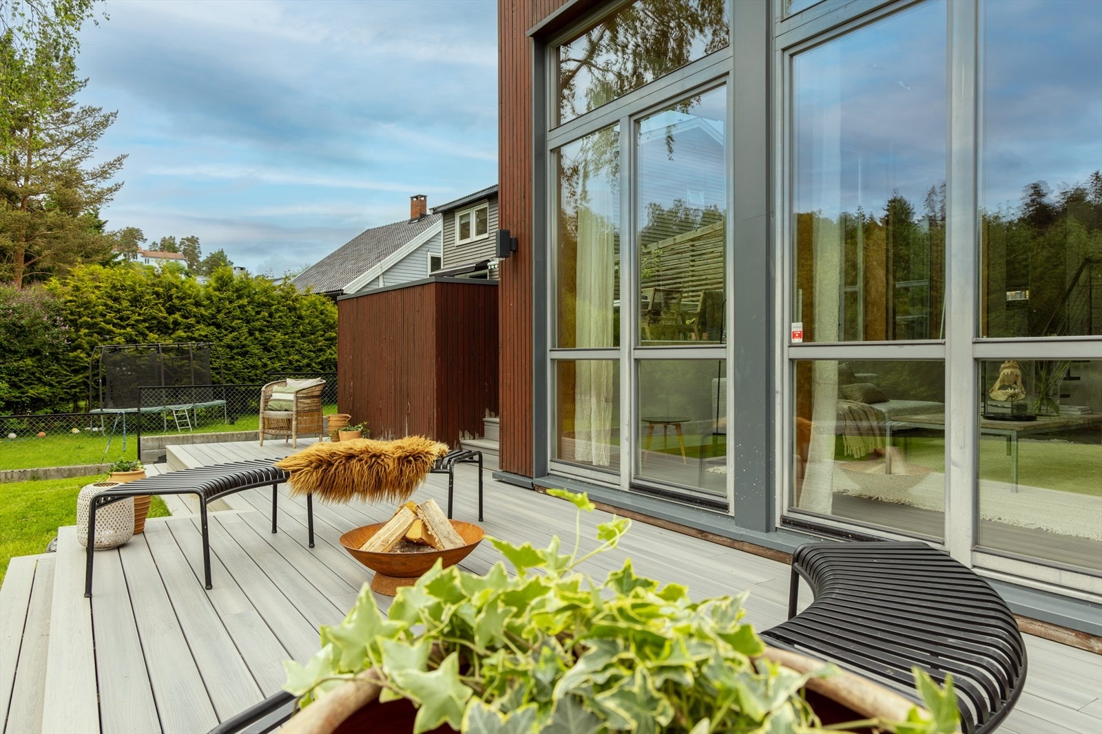Dette er terrassen utenfor stuen. Trappen leder videre opp til terrassen ved kjøkkenet, noe som skaper en god sammenheng mellom boligens uteplasser. Galleribilde