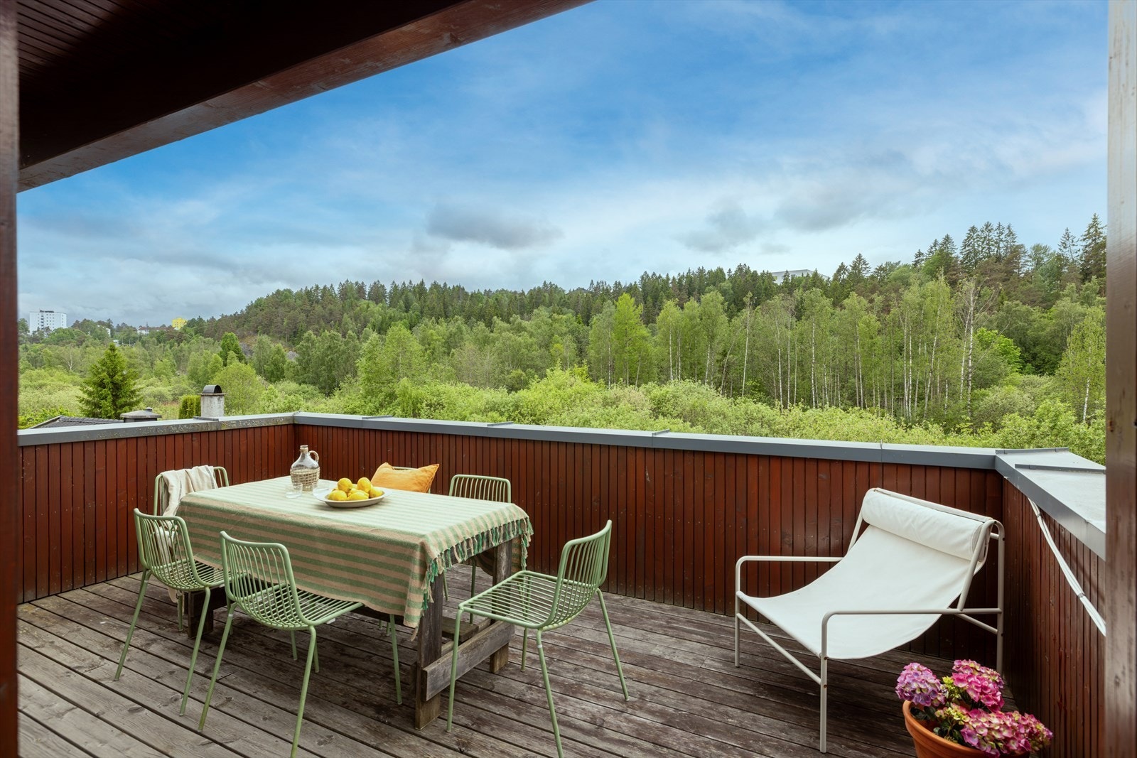 Fra hovedsoverommet i boligens 2. etasje er det utgang til en stor og romslig terrasse. Galleribilde