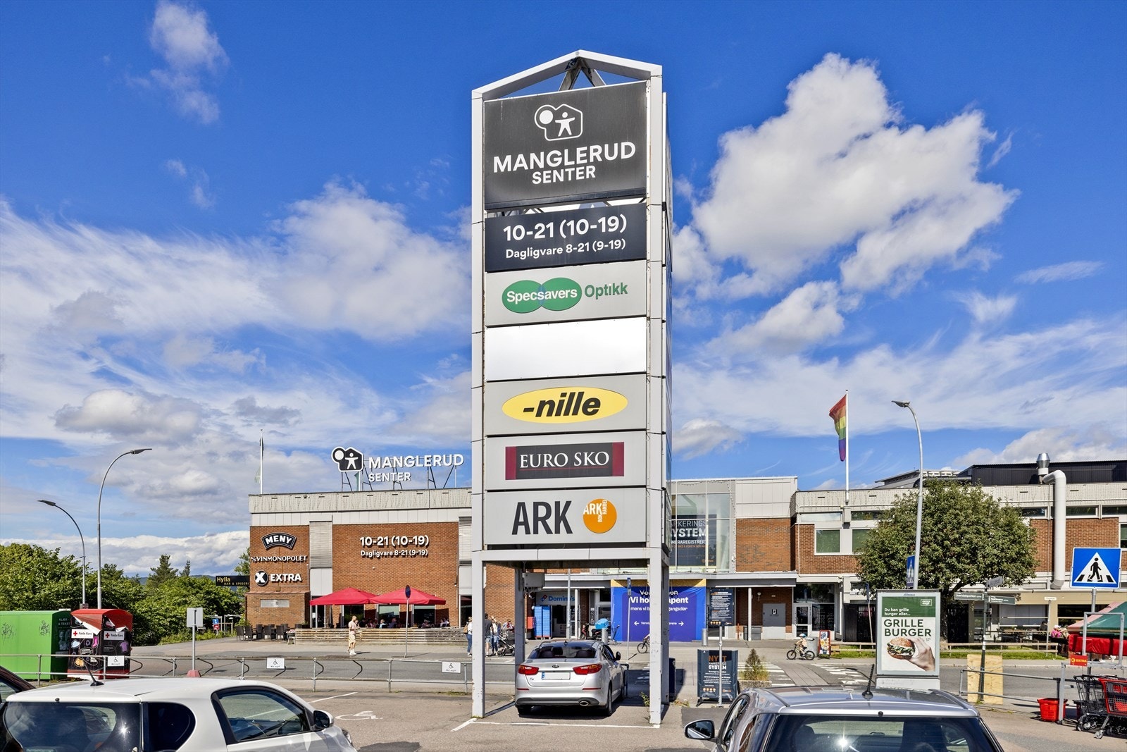 Manglerud Senter ligger kun en kort tur unna og byr på et omfattende tilbud av butikker, serveringssteder, helse- og servicetjenester. Galleribilde