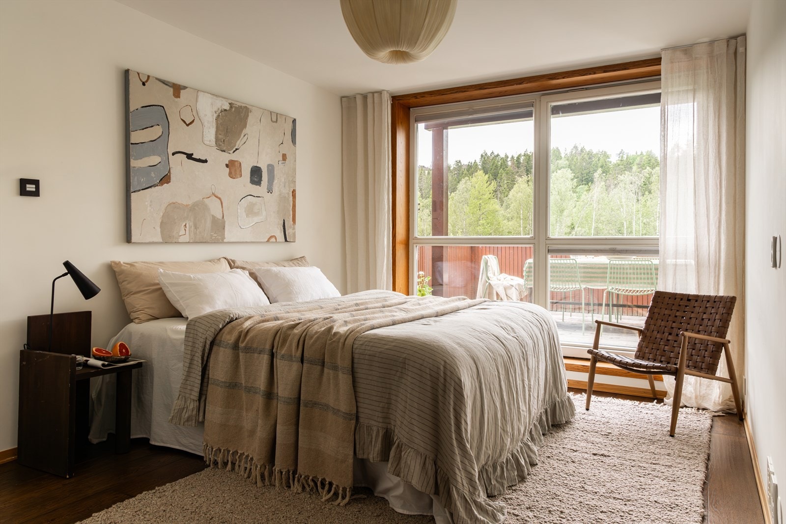 Fra hovedsoverommet har du utsikt mot den flotte naturen i front. Herfra er det også utgang til boligens øverste terrasse, hvor du kan nyte morgenkaffen i rolige omgivelser og med naturen som nærmeste nabo. Galleribilde