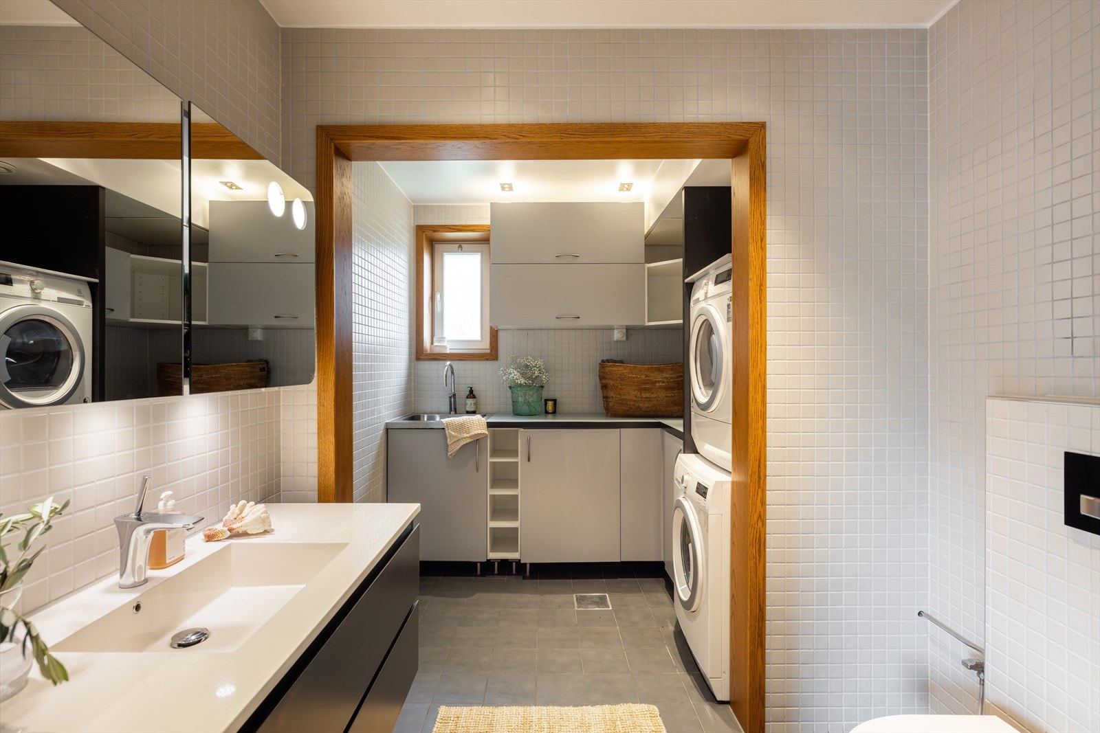 Badet i 1. etasje er romslig og gir god plass til en praktisk vaskeromsavdeling. Galleribilde
