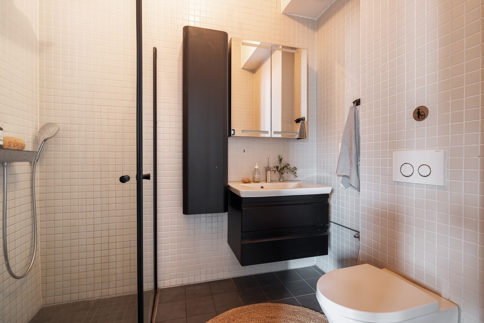 Det minste badet i 2. etasje har en praktisk plassering med enkel adkomst fra hele 2. etasje, noe som gjør det lett tilgjengelig for hele familien og eventuelle gjester. Galleribilde