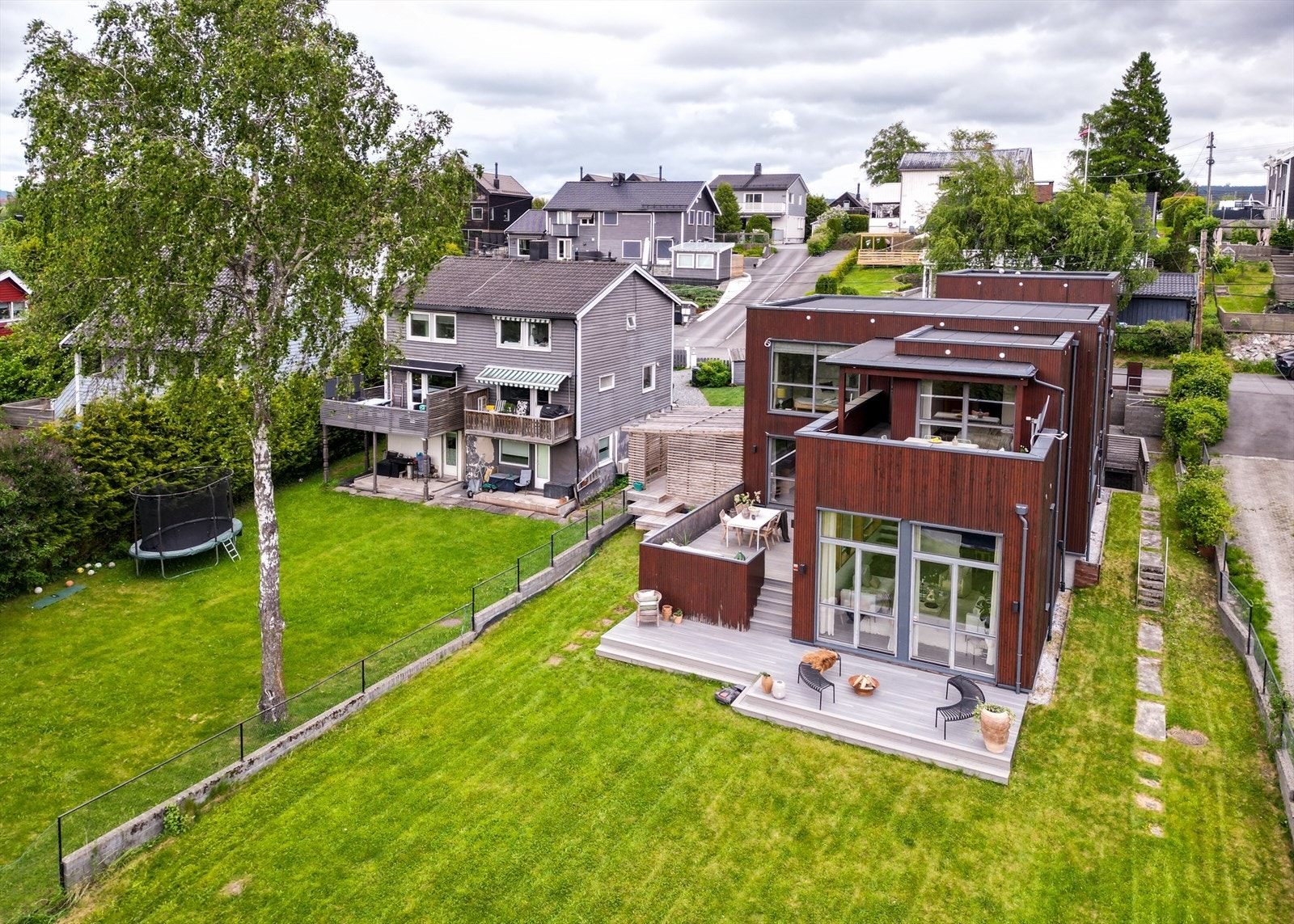Boligen i all sin prakt - et imponerende og gjennomført hjem med særegen arkitektur og høy bokvalitet. Galleribilde
