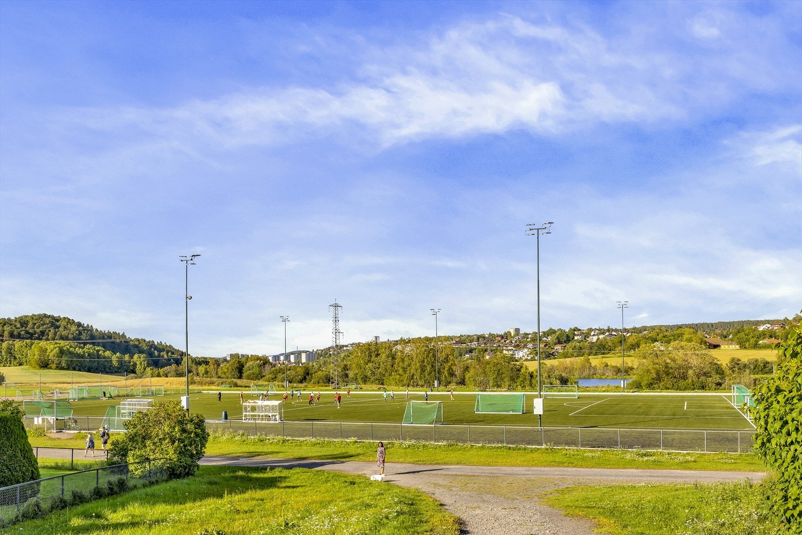 For den aktive familien finnes det flere fotballbaner, idrettsklubber og fritidstilbud i kort avstand fra boligen. Galleribilde